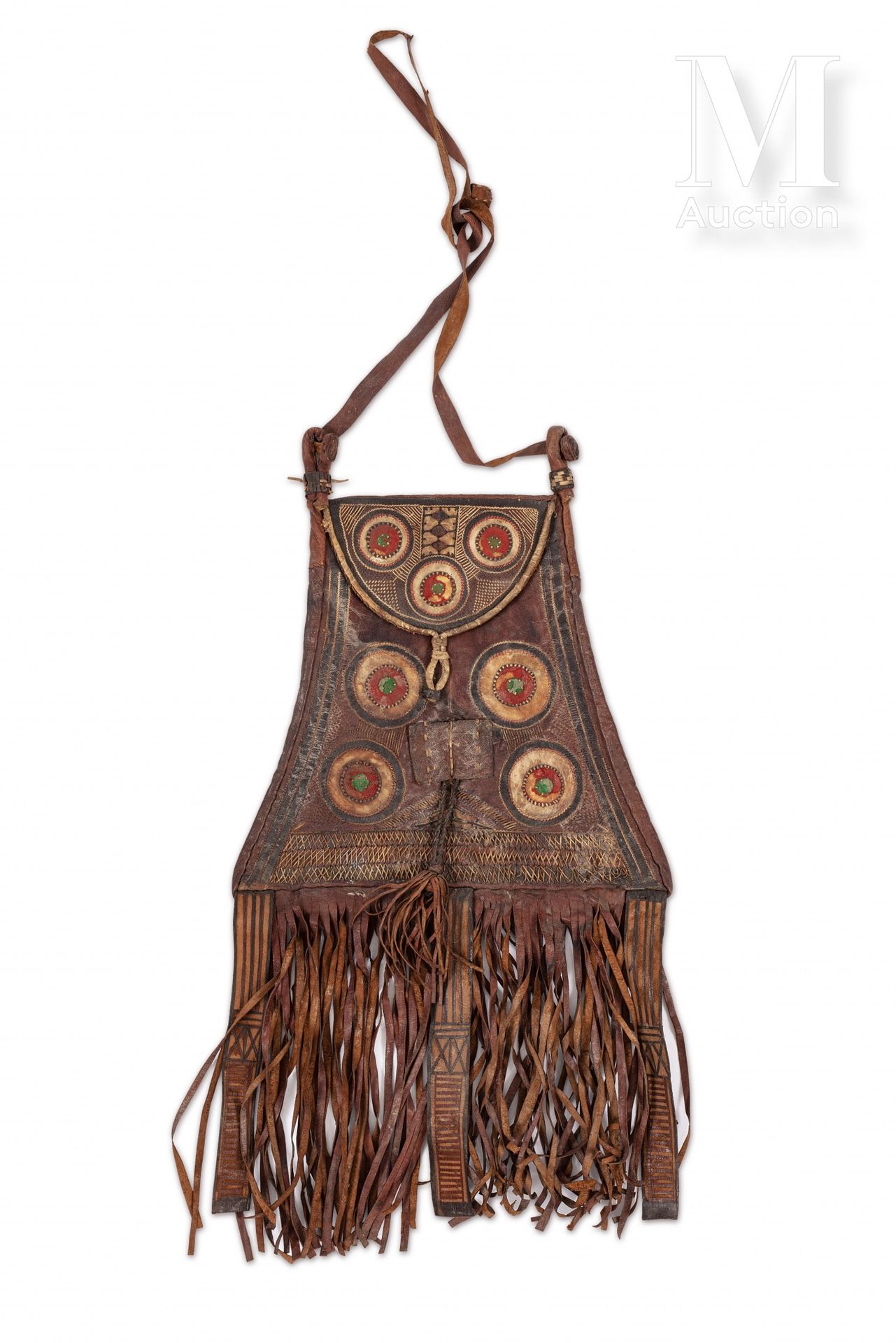 Sac du Sahel 毛里塔尼亚或西撒哈拉

绣有棕榈叶和几何装饰的皮包，用红色和绿色织物装饰。镶边。

H.52厘米，不含手柄