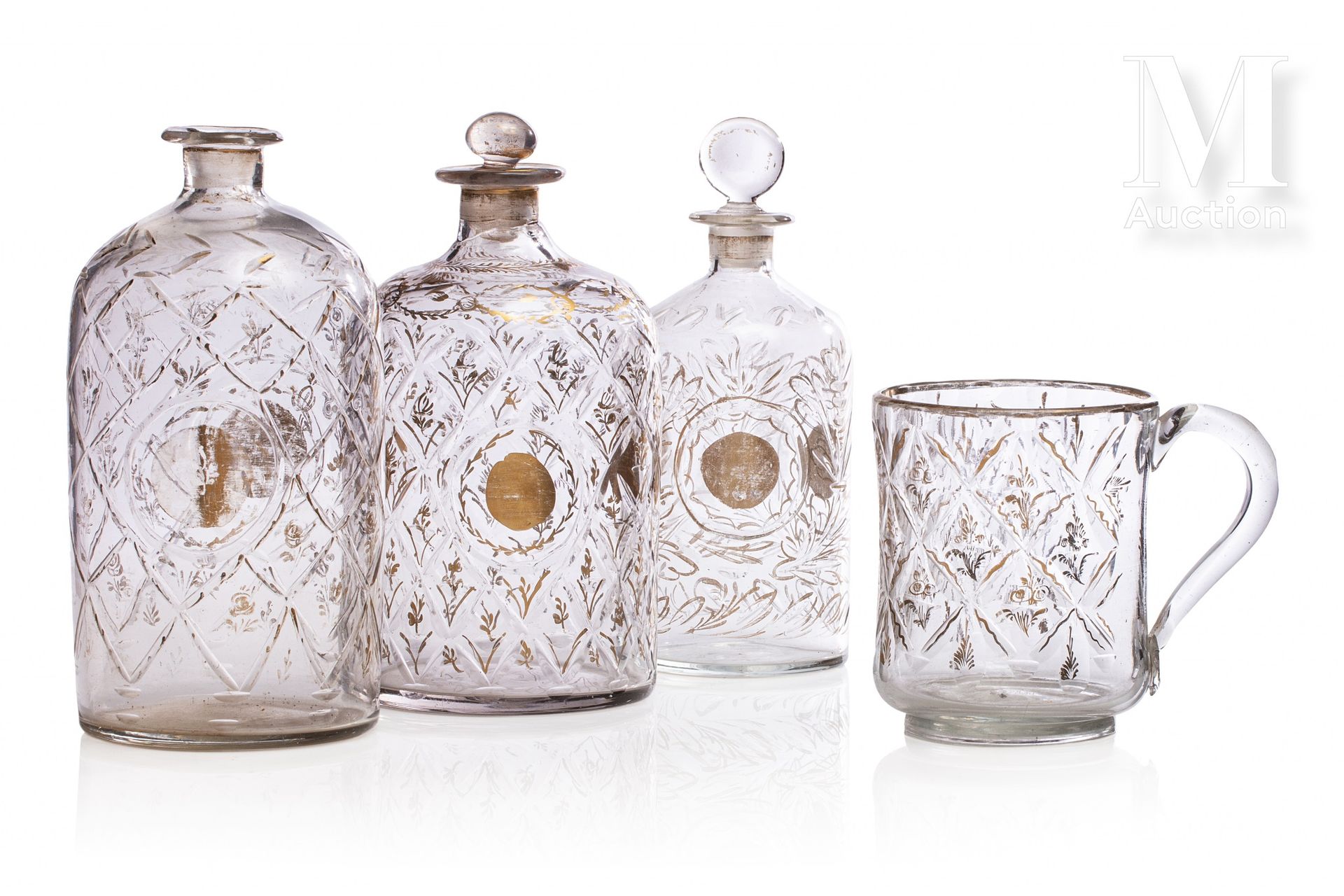 Ensemble de flacon Beykoz 土耳其，Beykoz，19世纪

由两个有盖烧瓶组成，一个烧瓶和一个杯子，由透明的切割玻璃制成，并涂有黄金，&hellip;