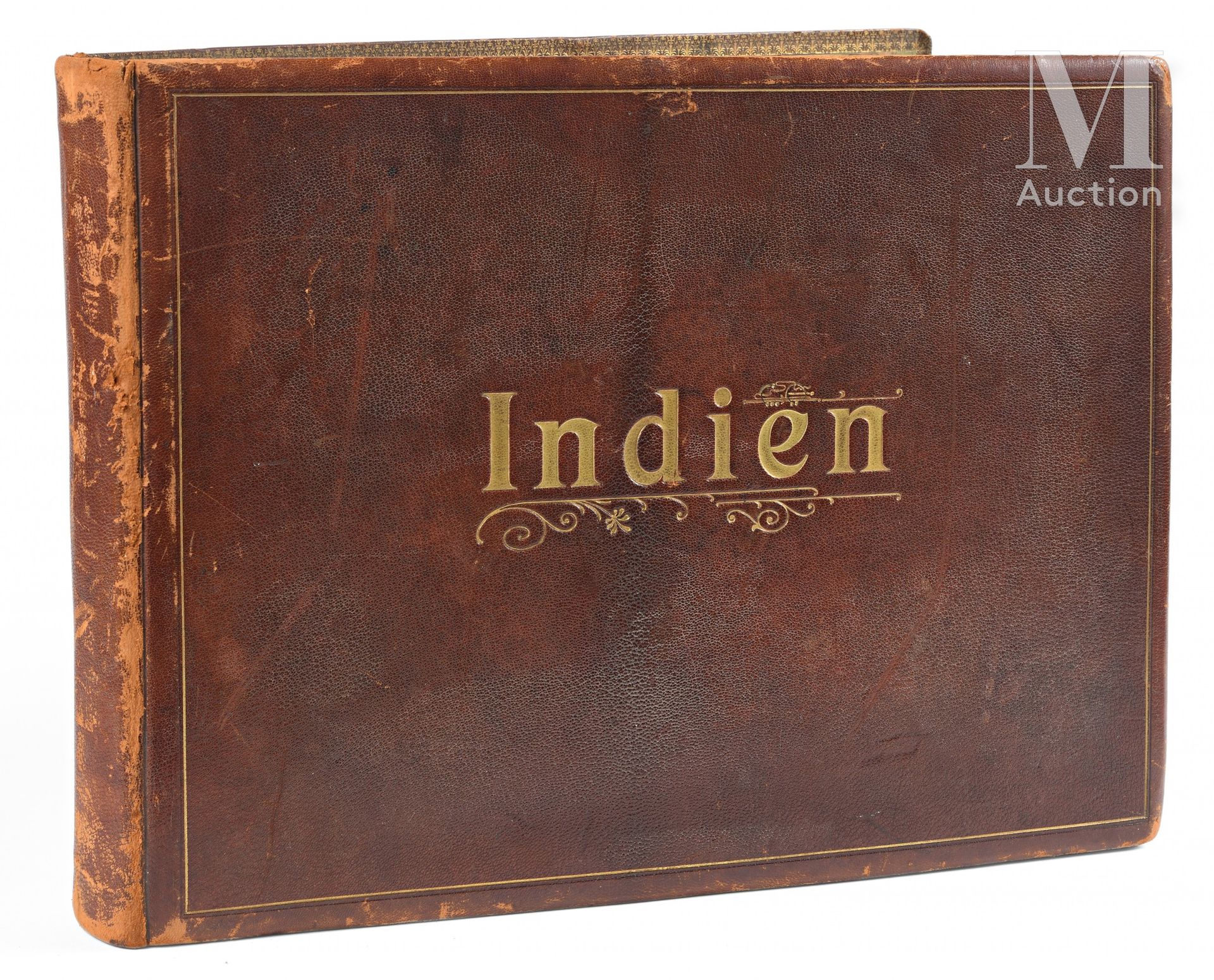 Album INDES 约1900年

意大利相册（46 x 33厘米）包含27张印度的原始照片。作品主要包括一幅银质印刷品（11.5x28cm），22幅印刷品&hellip;