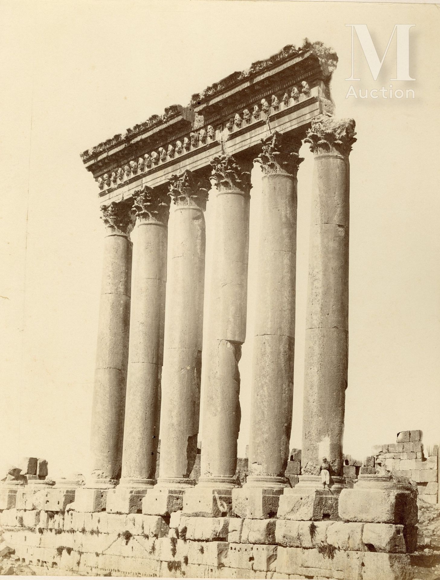 Baalbek, Liban 遗址总图：朱庇特神庙，巴克斯圣殿，约1870年

6幅安装在卡片上的蛋白打印作品，其中一些在图像上有编号

27 x 21.2 厘&hellip;