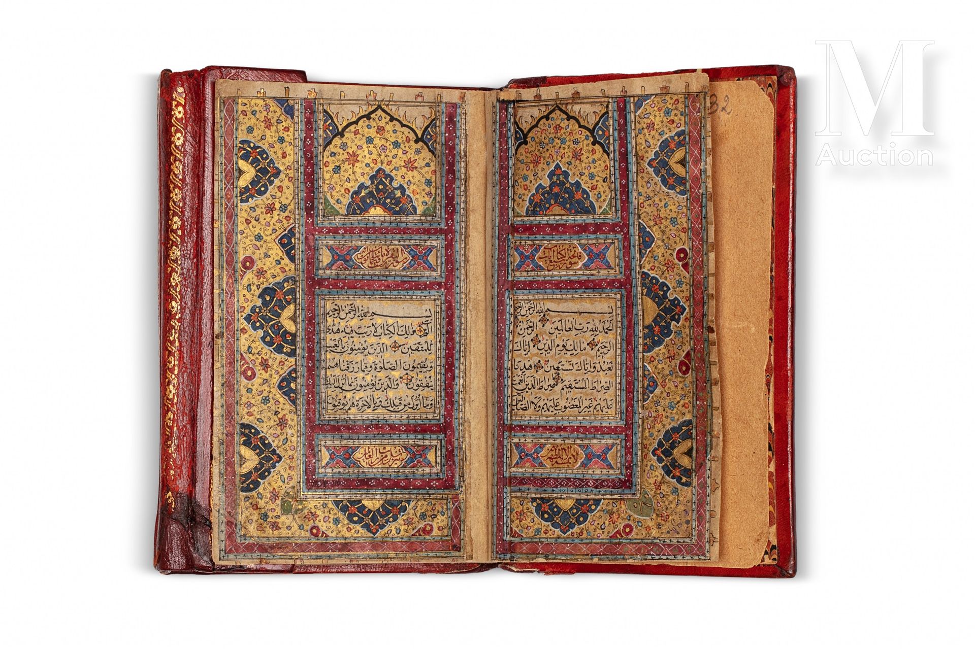 Petit Coran Qajar 伊朗，19世纪

纸质阿拉伯文手稿，212页，每页20行，用黑色墨水书法，以常规的黑色 "naskh "在鎏金背景的云彩中保&hellip;