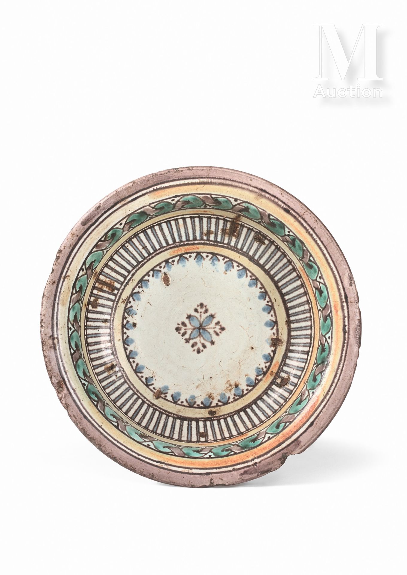 Tobsil de Fès 摩洛哥，18世纪

一个基座上的陶瓷盘，装饰有多色珐琅，在白色的滑液中涂有透明釉。一个四瓣的小花装饰着中心，两侧覆盖着条纹，然后是一&hellip;
