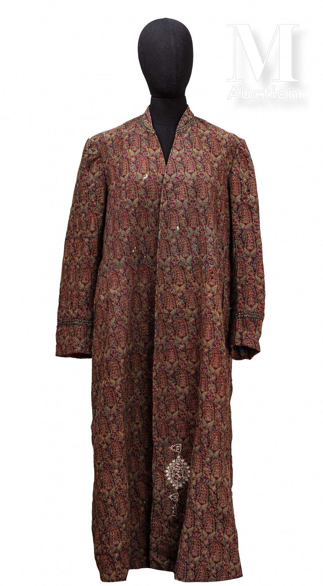 Manteau Qajar 伊朗，19世纪

羊毛和丝织品的服装，有挂毯图案的Botehs。

(有些磨损和咬合）。)

尺寸：130 x 133 cm



&hellip;