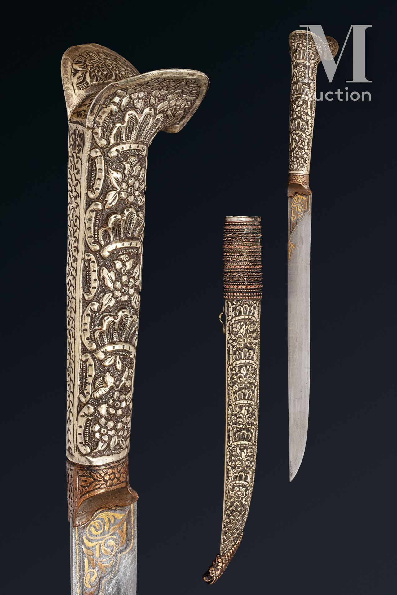 Yatagan ottoman 土耳其，19世纪

钢质直刀，阿拉伯铭文镶嵌在koftgari中，刀柄上有錾刻和压印的银耳，红铜护手上有各种绳纹。银质浮雕和凹凸&hellip;