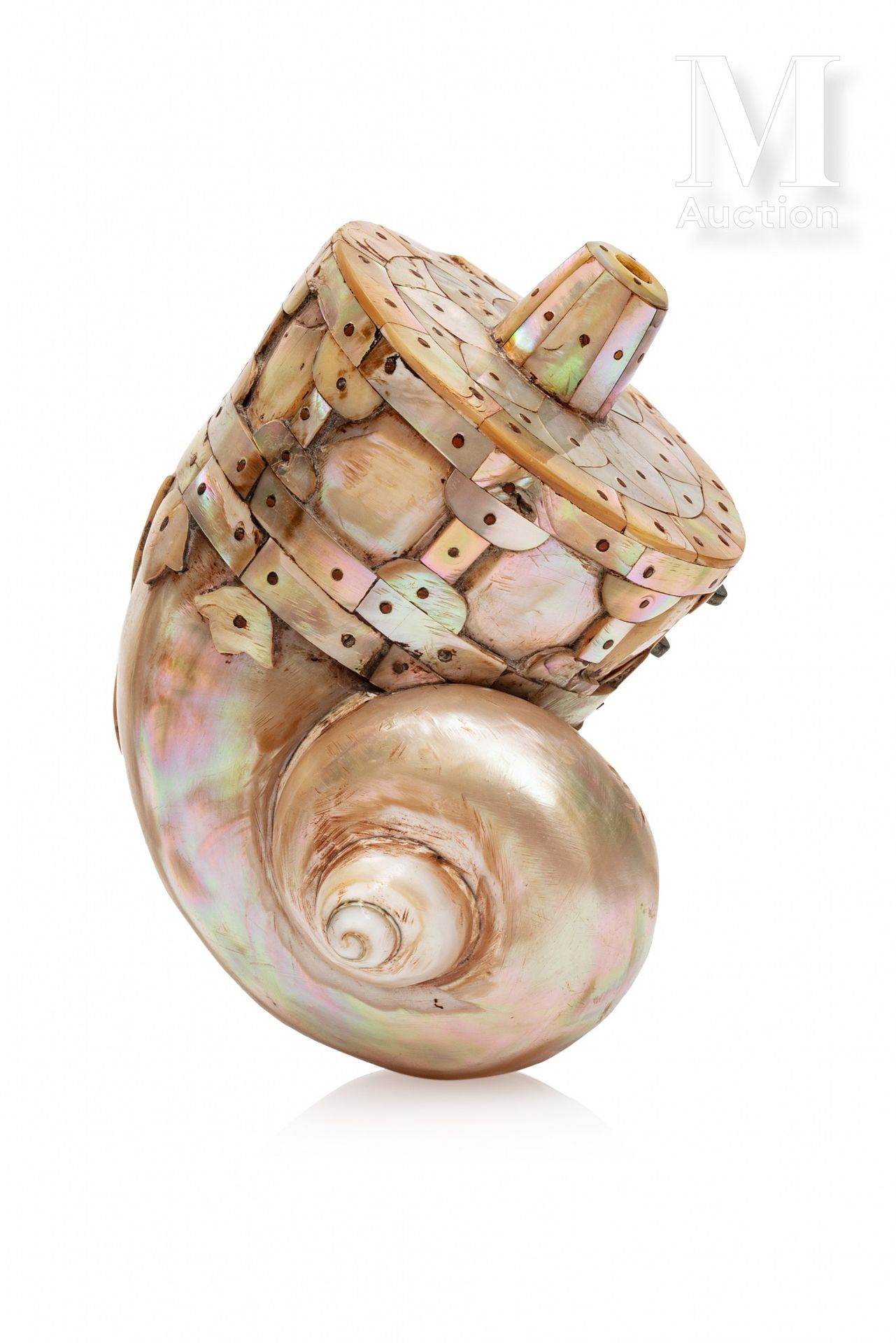 Poire à poudre indo-portugaise 印度，古吉拉特邦，18世纪

由一个海螺形成，上面装饰着珍珠母板，用小铜钉固定，有些是芙蓉或护身符&hellip;