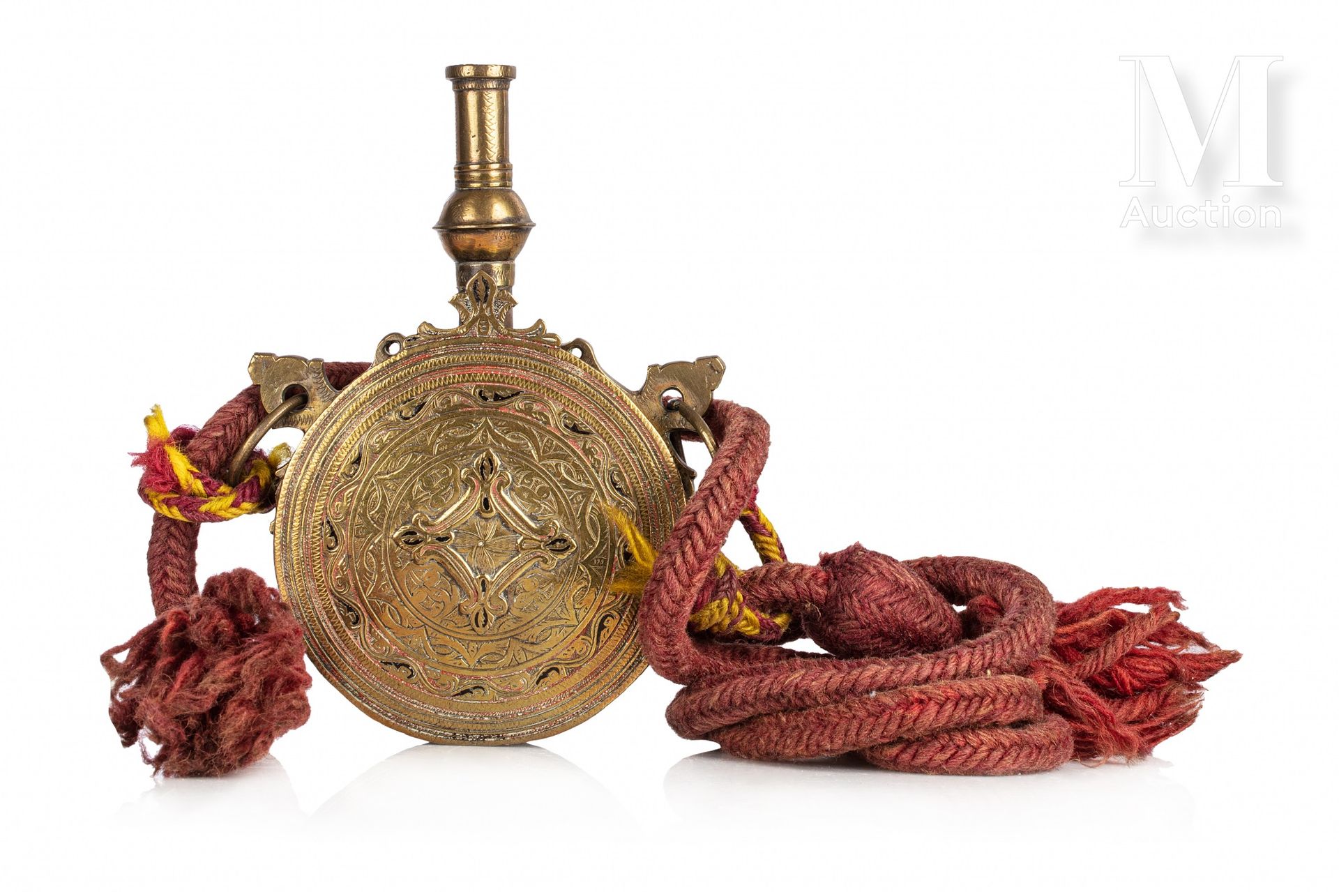 POIRE À POUDRE 摩洛哥，20世纪初

圆形器身，铜质搪瓷，一面是中央的玫瑰花，另一面是由花楣环绕的徽章中的星星图案。它有两个连接环和悬挂绳。

H&hellip;