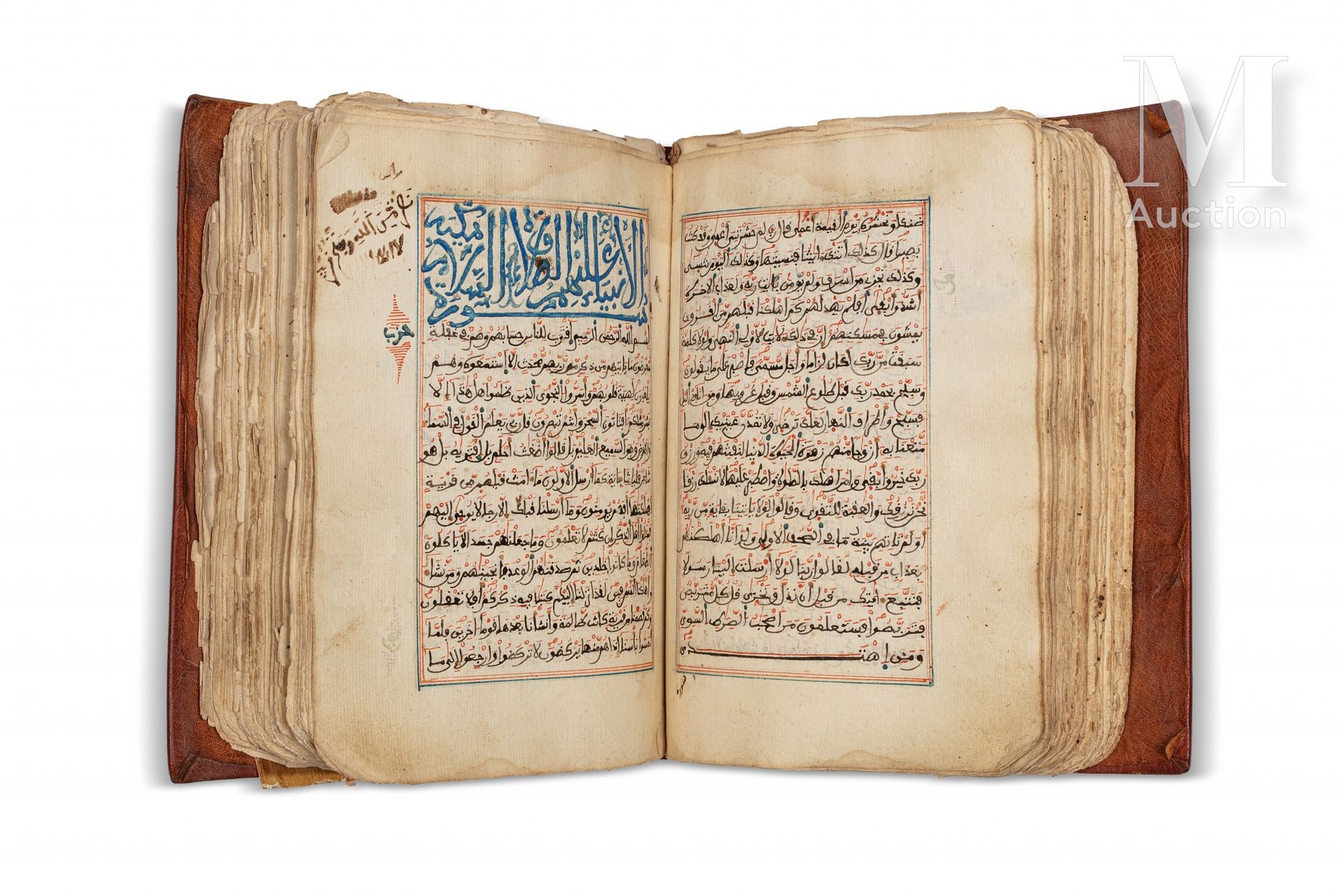 Coran en maghribi 北非，约1800年

铺面纸上的阿拉伯文手稿，用棕色墨水以精细的马格里布书写，每页16行，发声和变音符号为红色，蓝色的马格里&hellip;