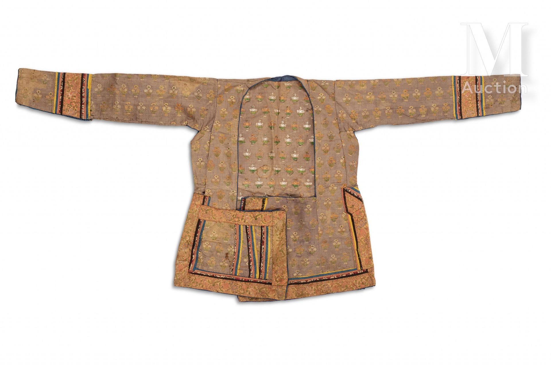 Veste safavide Iran, 18° secolo

Capo con maniche a tre quarti in seta grigia ri&hellip;