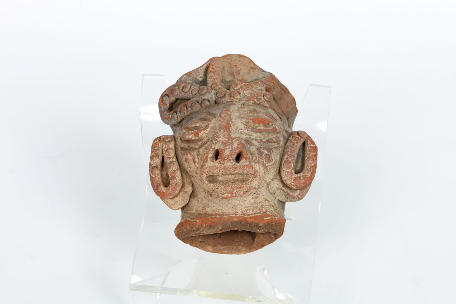 Tête de divinité 膨胀的耳垂。

米色-橙色的陶土。 

墨西哥南部，古典时期，公元600-900年。

11厘米
