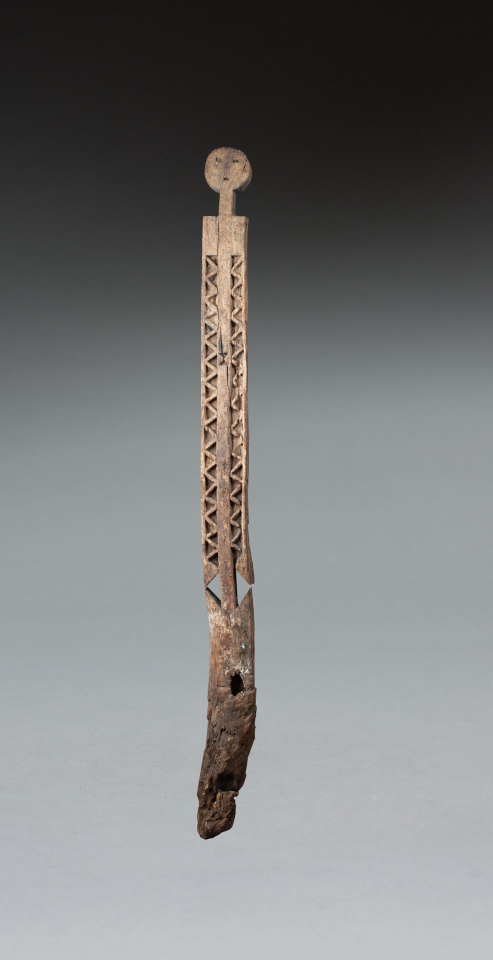 Poteau cultuel 象征着一个重要的祖先，具有美丽的风格化和图解化的形式。 

硬木，由时间和风化造成的古老侵蚀

吉拉亚马，肯尼亚，19世纪末-20&hellip;