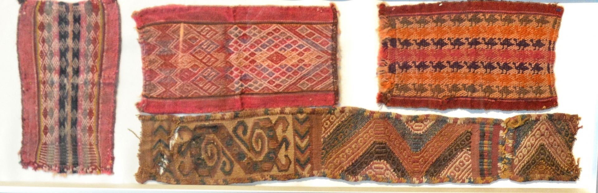 Ensemble de quatre fragments. Huari 700-1000 n. Chr. & Nazca 200-600 n. Chr.

17&hellip;