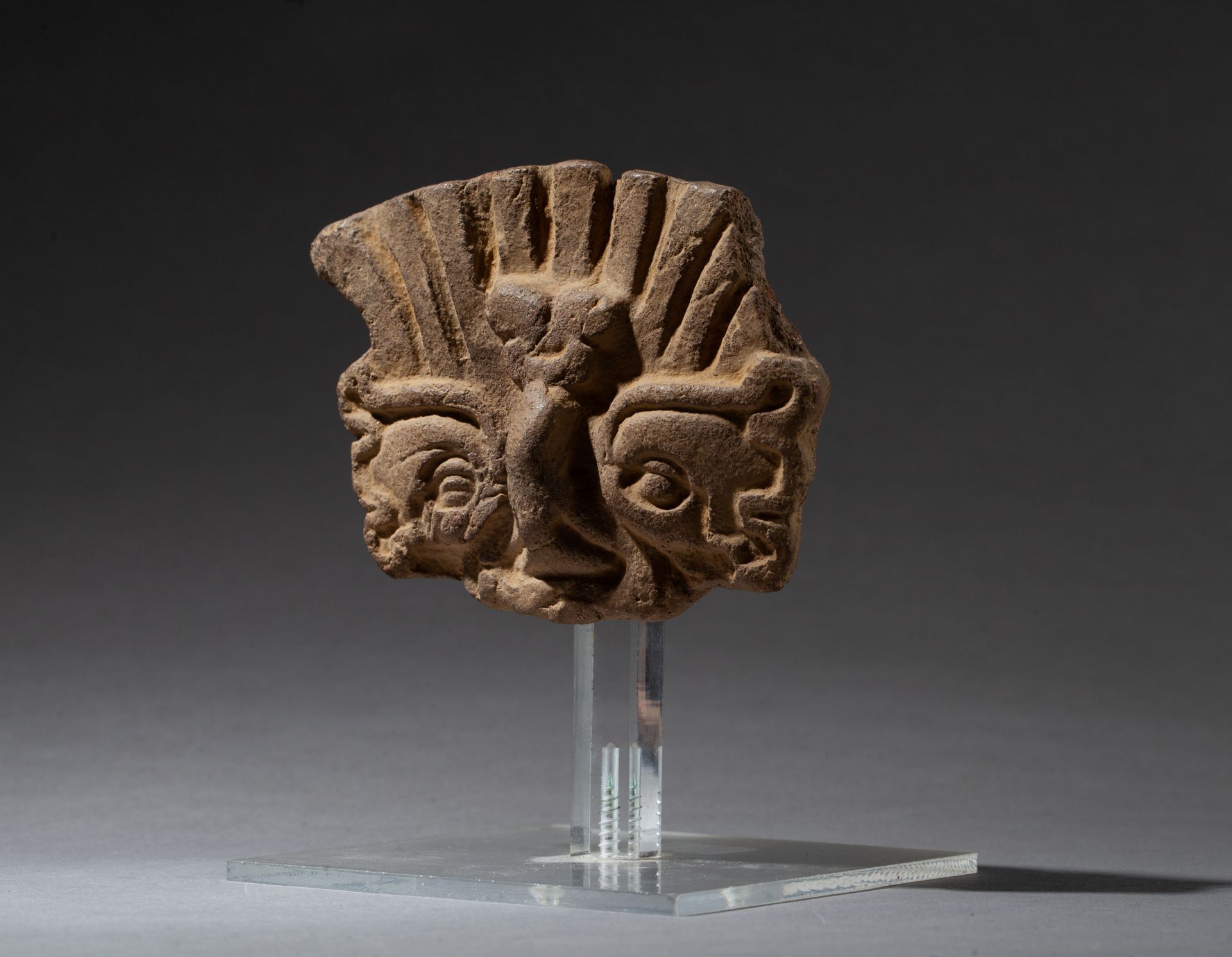 Tête de divinité 以夜行猎鸟的形式。 

米白色的陶土。 

墨西哥Zapotec，公元450-650年

8.5 x 11 cm