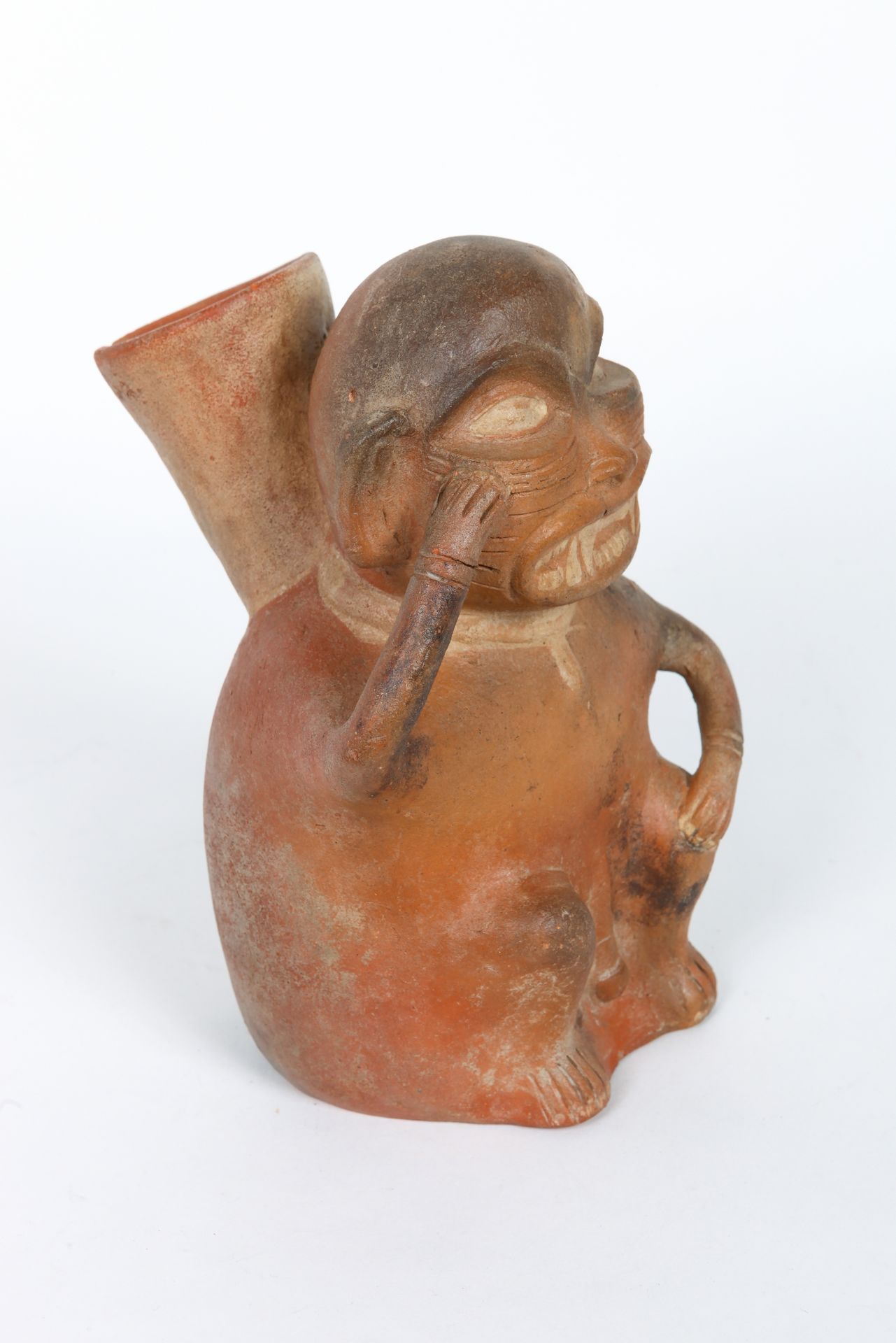 Vase 猴神模型，坐着，面容人性化，表情忿怒。 

米色-橙色的陶土。 

莫奇卡，公元200-600年

22 x 15.5 cm