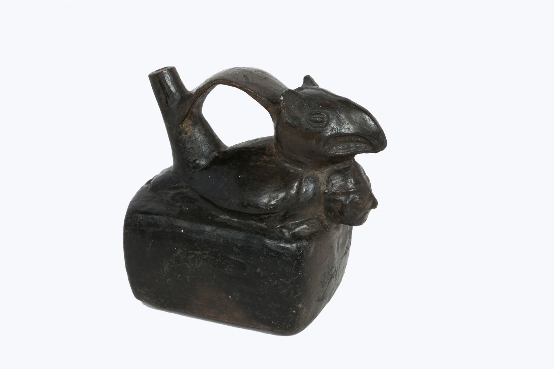 Vase étrier mit einem nachtaktiven Tier, das symbolisch auf einem Schamanen reit&hellip;
