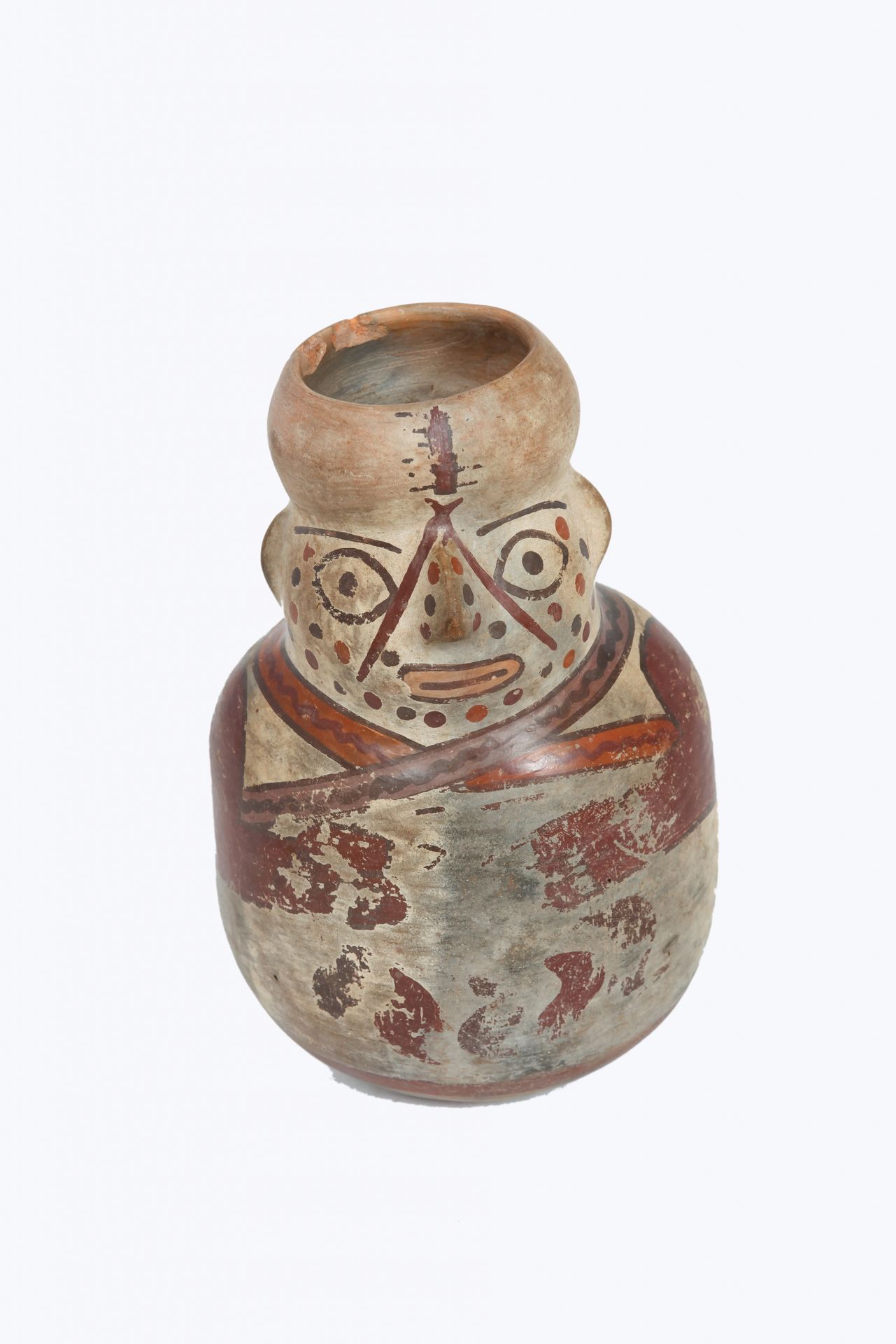 Vase 显示一个萨满的半身像，脸上画着点点的仪式。

多色赤土，颈部有缺口。

纳斯卡，秘鲁，公元200-600年

15 x 10厘米