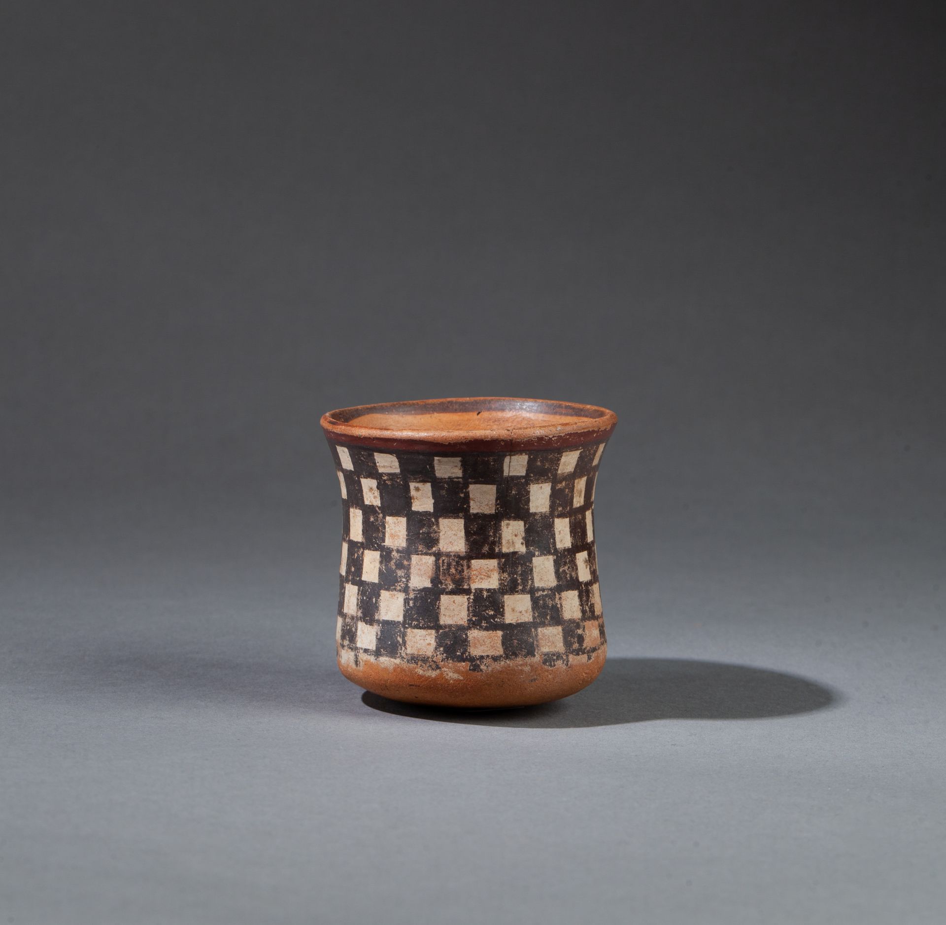 Vase à potion chamanique 带棋盘纹装饰

多色陶器，颈部有小缺口。 

纳斯卡，秘鲁，公元200-600年

6,5 x 7 cm