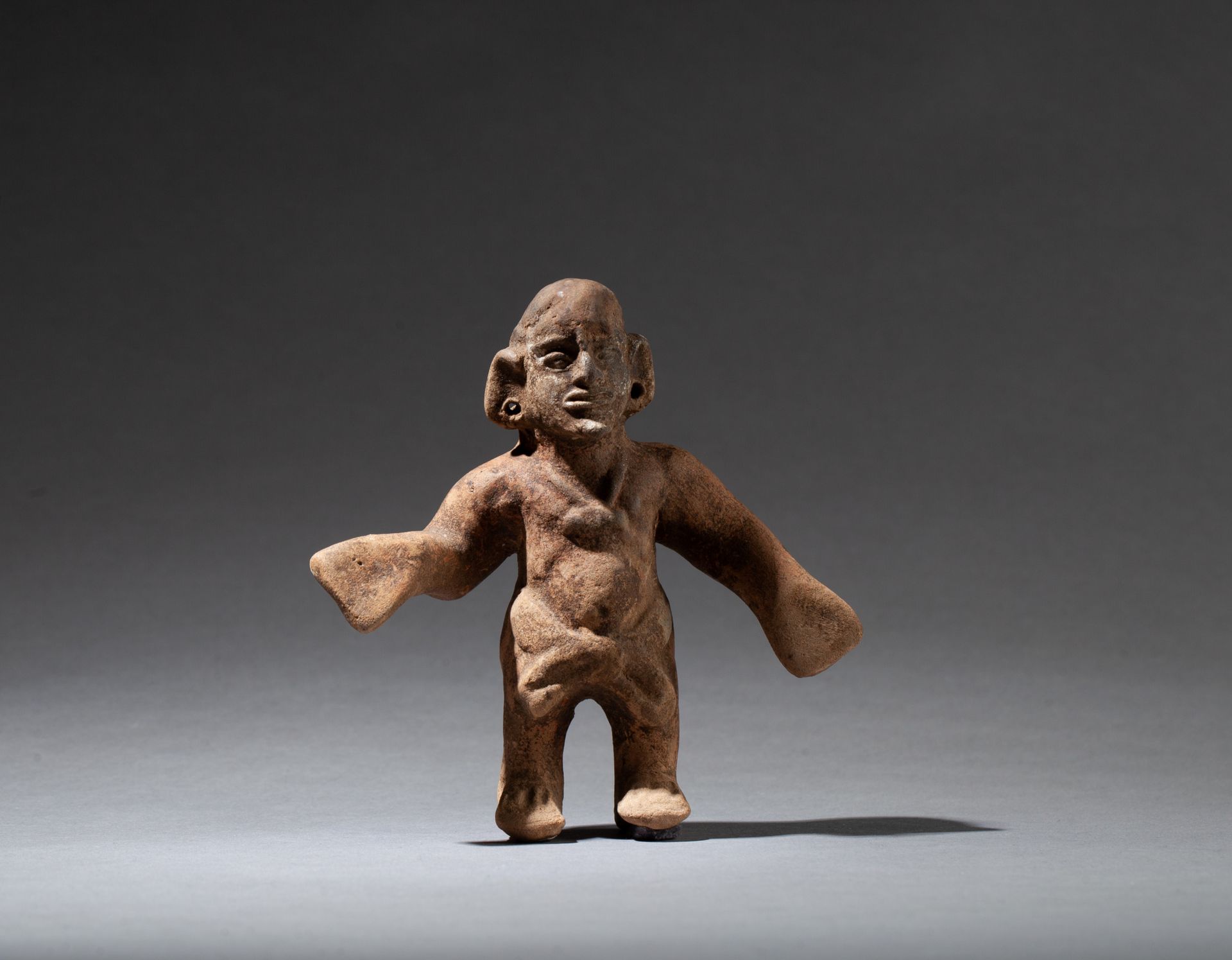 STATUETTE 展示了一个站立的战士，他的手臂和手都很有力。

米色-橙色的陶土。

玛雅，墨西哥或危地马拉，古典时期，公元600-900年

12 x 1&hellip;