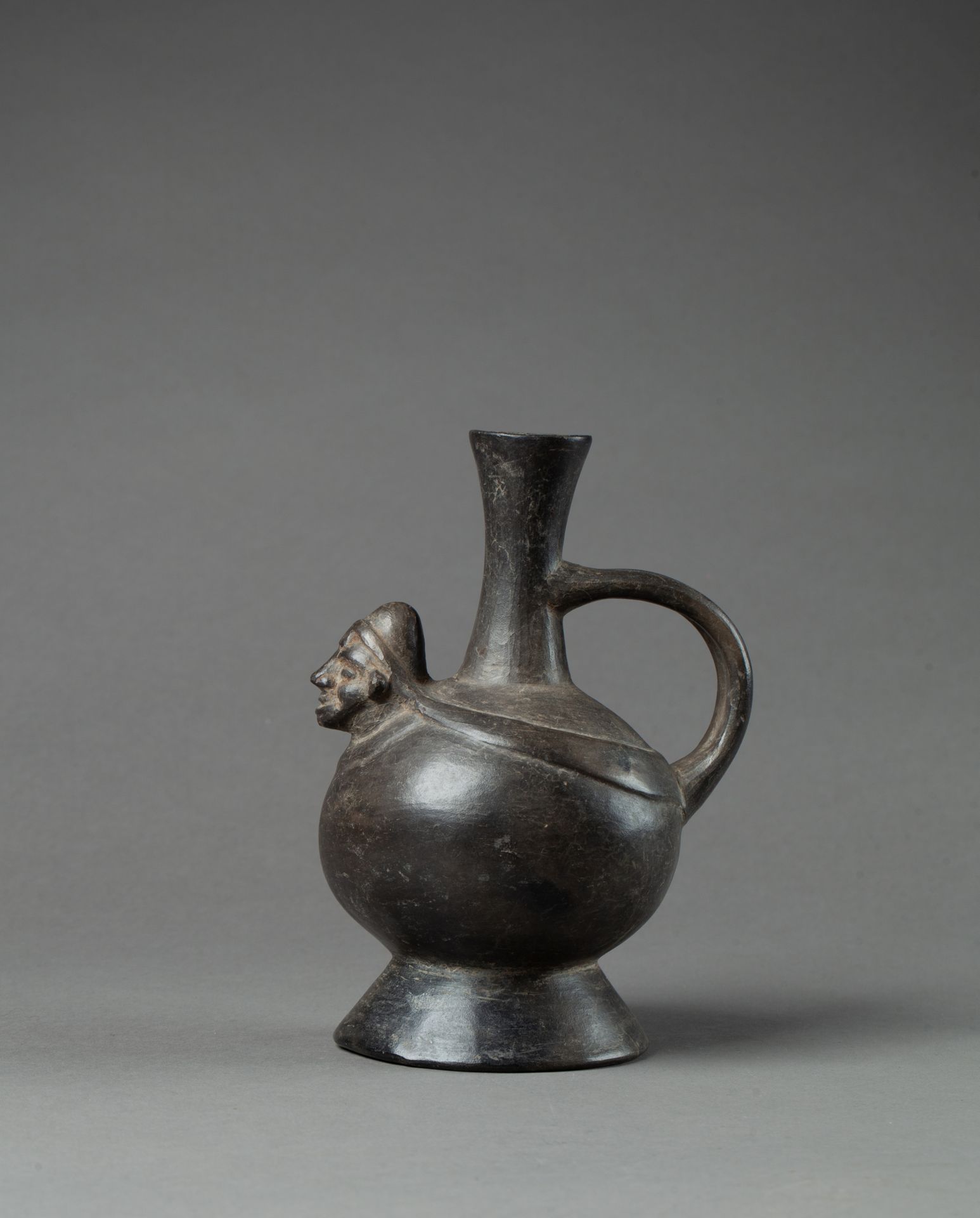 Vase étrier 它显示了一个萨满背着一个装有植物的袋子，有着长长的、略带哽咽的脖子。

棕色赤土。

秘鲁兰巴耶克，公元1100-1400年。

21 &hellip;