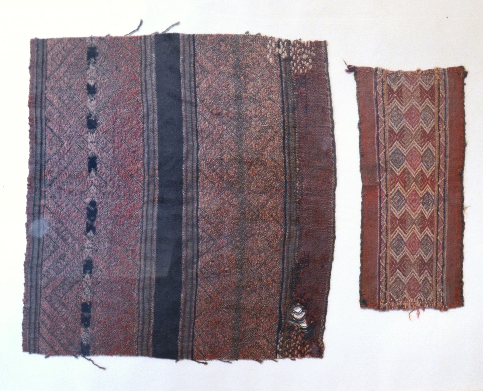 Deux fragments de tissu Ica, Peru, 1450-1532 n. Chr.

30,5 x 29 cm

22,5 x 10 cm