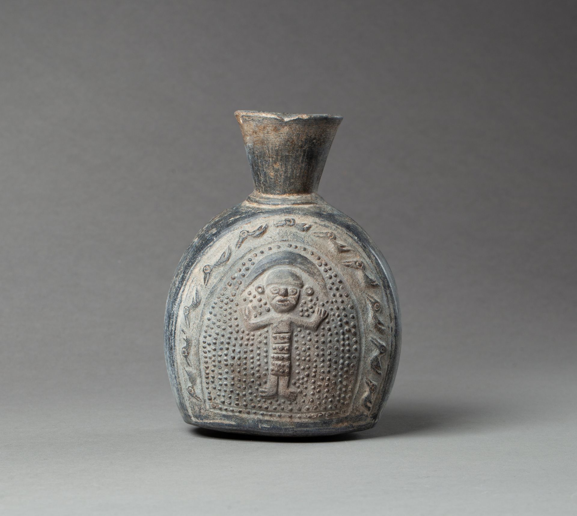 Vase à potion chamanique Il corpo è decorato su un lato in rilievo con un'arcatu&hellip;