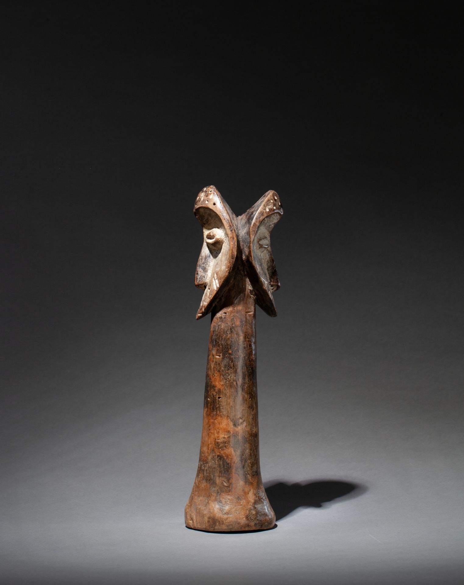 Figure janus 熟练地雕刻着两个有长鼻子和咖啡豆眼睛的等级面具。 

木头，使用过的蜂蜜的旧色泽，残留的松脂。

Lega，刚果民主共和国，20世纪上&hellip;