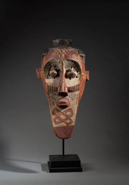 Masque heaume 展示了一张有尖眼睛和象征性的超大下巴的脸，额头和嘴上有祖先的图案装饰。

木头，颜料，自然，古老的光泽和使用的痕迹

库巴人，刚果民&hellip;
