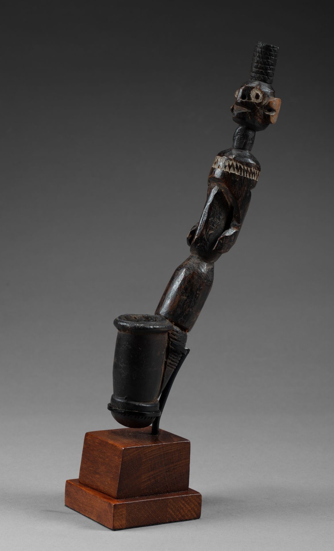 Rare et ancienne pipe 这支烟斗可能是仪式用的，雕刻着一个拟人化的人物，面部表情丰富。

木头，赤土，古老的棕色和蜂蜜色泽，有白色颜料的痕迹&hellip;
