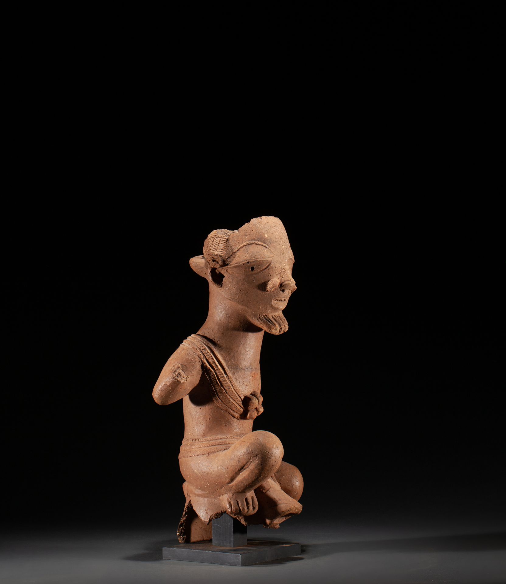 Statue présentant un jeune chef accroupi portant un cache-sexe maintenu par une &hellip;