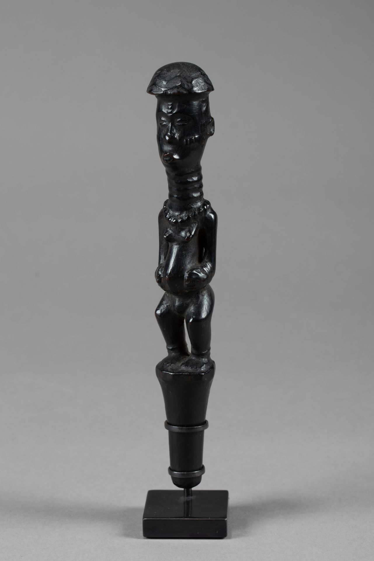 Bouchon de réceptacle sacré 它巧妙地雕刻了一个女性形象，她的双手放在腹部，做出生育的姿态，头上戴着半球形的帽子。 

硬木，有古老的&hellip;