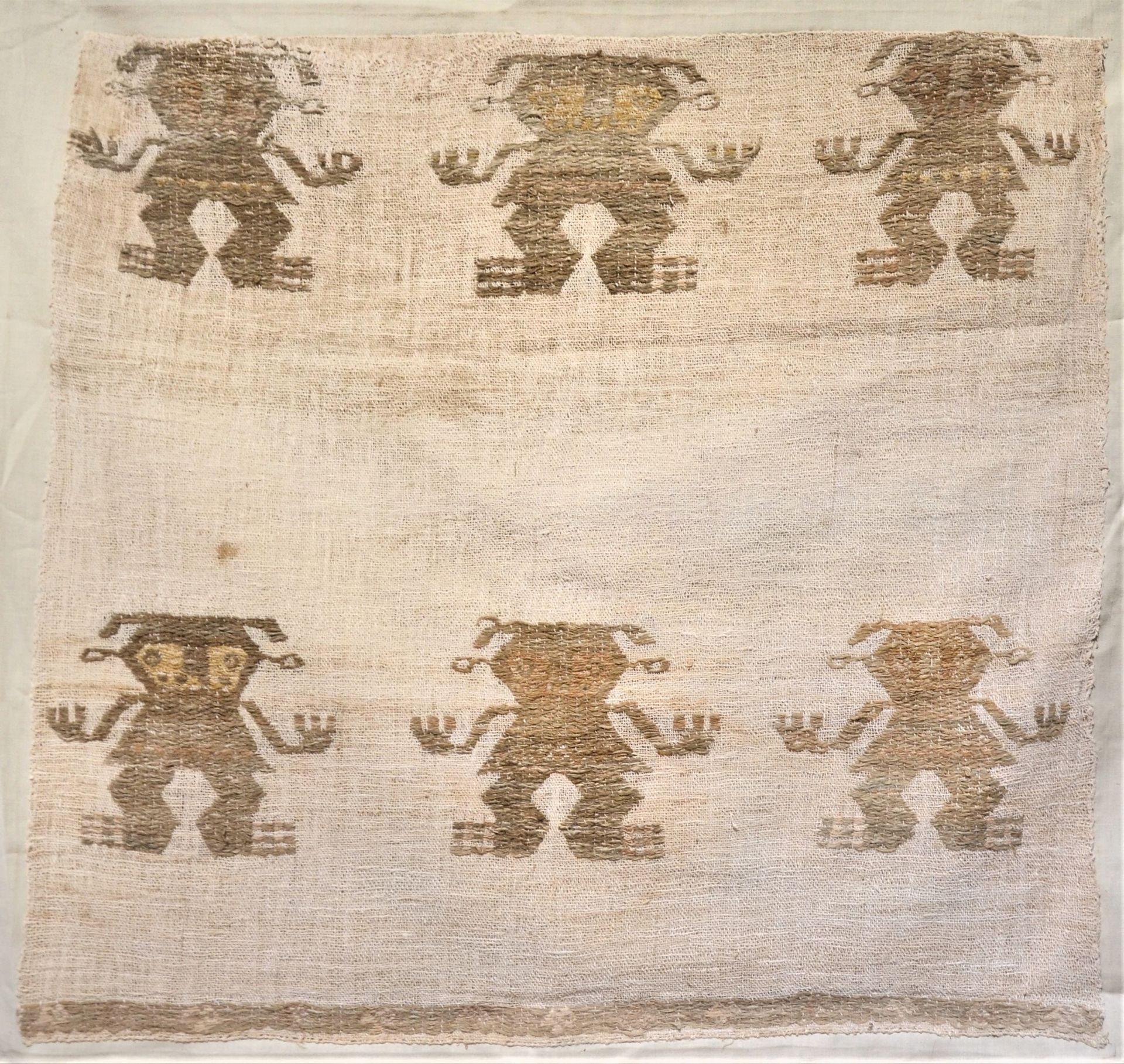 Cape "Licia" 装饰着六位神灵，他们举起手臂，双手象征性地指向天空。

米色、棕色和赭色的驼绒线。

秘鲁Chancay，公元1100至1400年

&hellip;