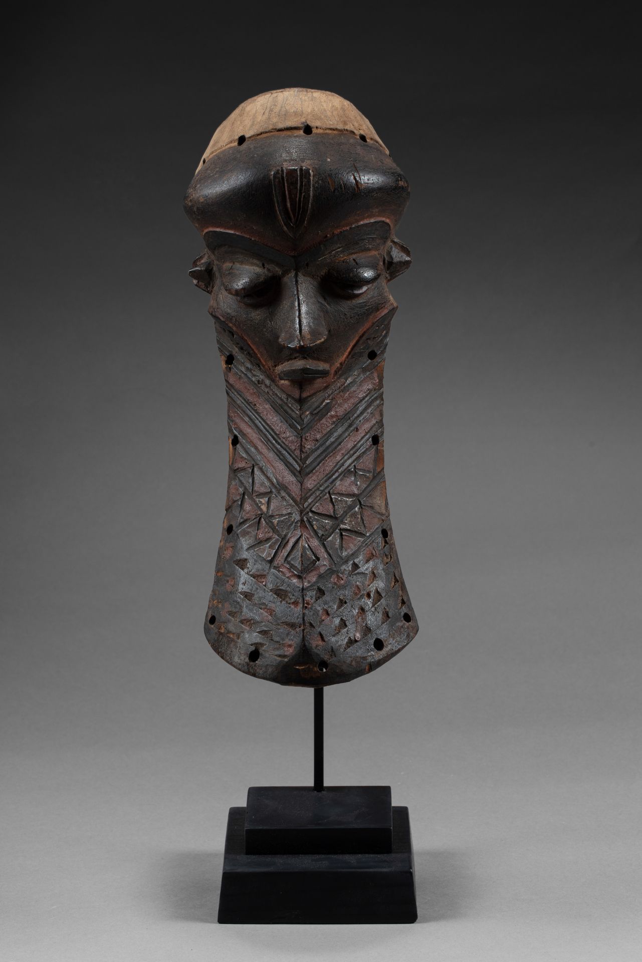 Masque de chef “Kiwkiwoyo-Muyombo” 雕刻娴熟的脸部，半闭的眼睛带着象形的表情，下巴被长长的胡须延伸，上面装饰着几何符号。 

&hellip;