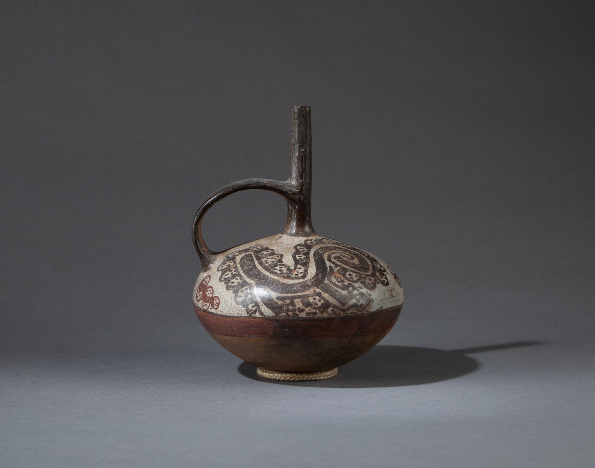 Vase étrier à un col Es zeigt zwei Tiergottheiten, deren Körper von Trophäenköpf&hellip;