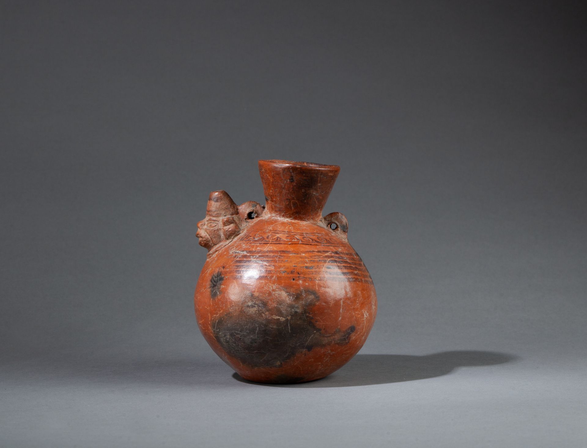 Vase à col en forme d’entonnoir 有两个小把手。它显示的是一个萨满的头，处于猿人转变的状态。饰有同心图案和彩绘波浪。

秘鲁兰巴耶&hellip;