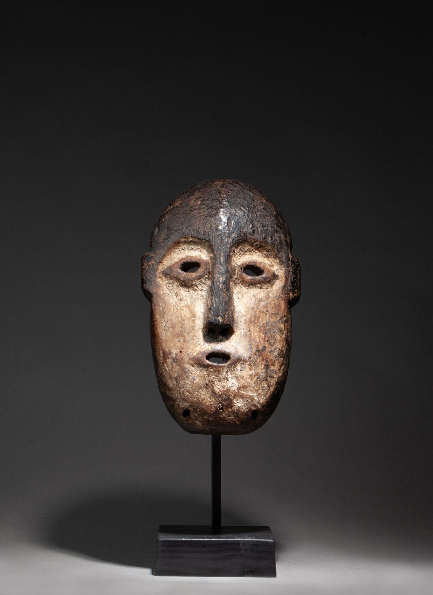 Masque de grade 雕有长而有力的鼻子的脸，眼睛和嘴张开，表示觉醒的意思

木头，古老的棕色铜锈，有高岭土的痕迹

Lega，刚果民主共和国，20世&hellip;