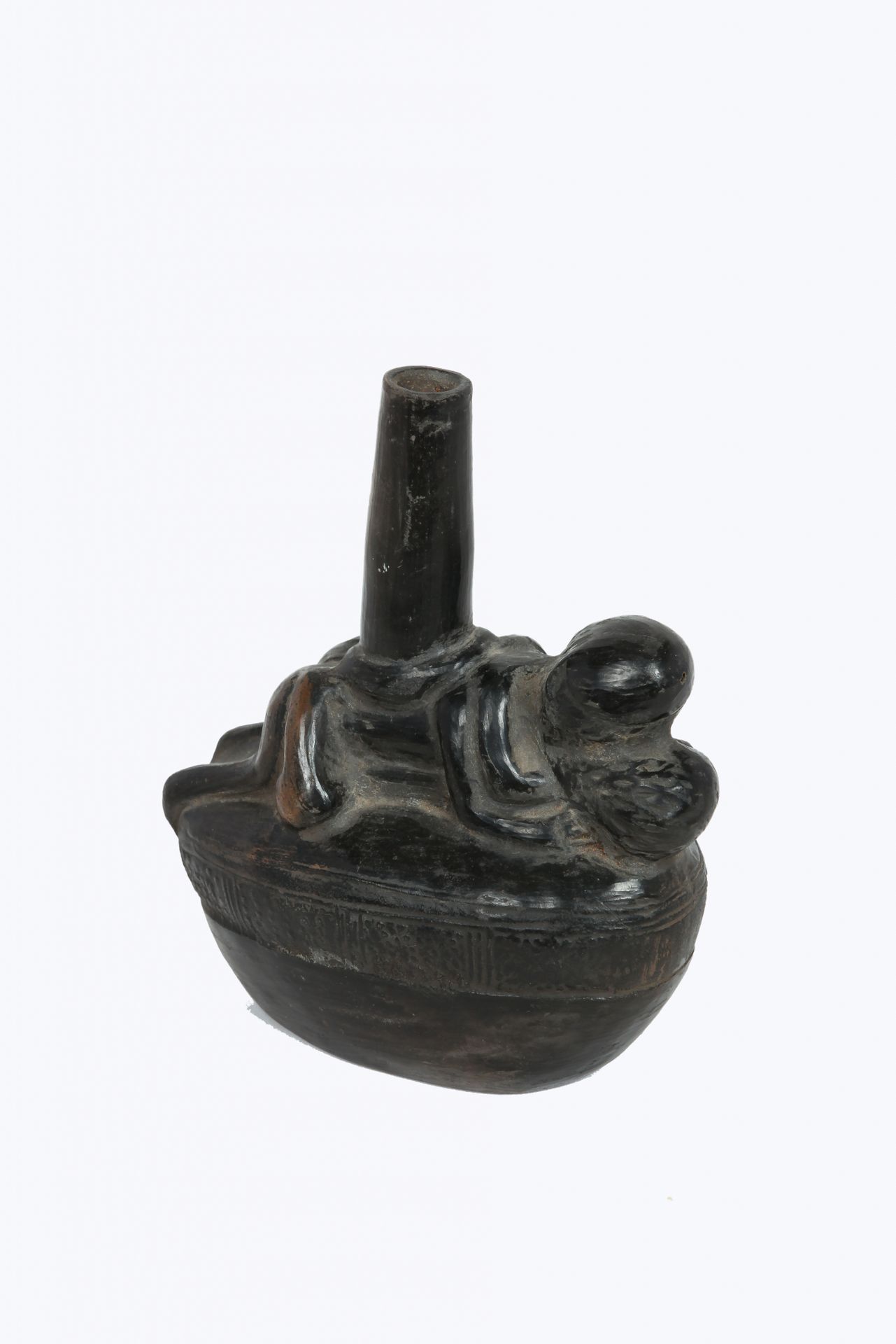 Vase 显示一个交配场景。 

棕色赤土，有金属光泽。 

秘鲁兰巴耶克，公元1100-1400年 

15 x 13 cm