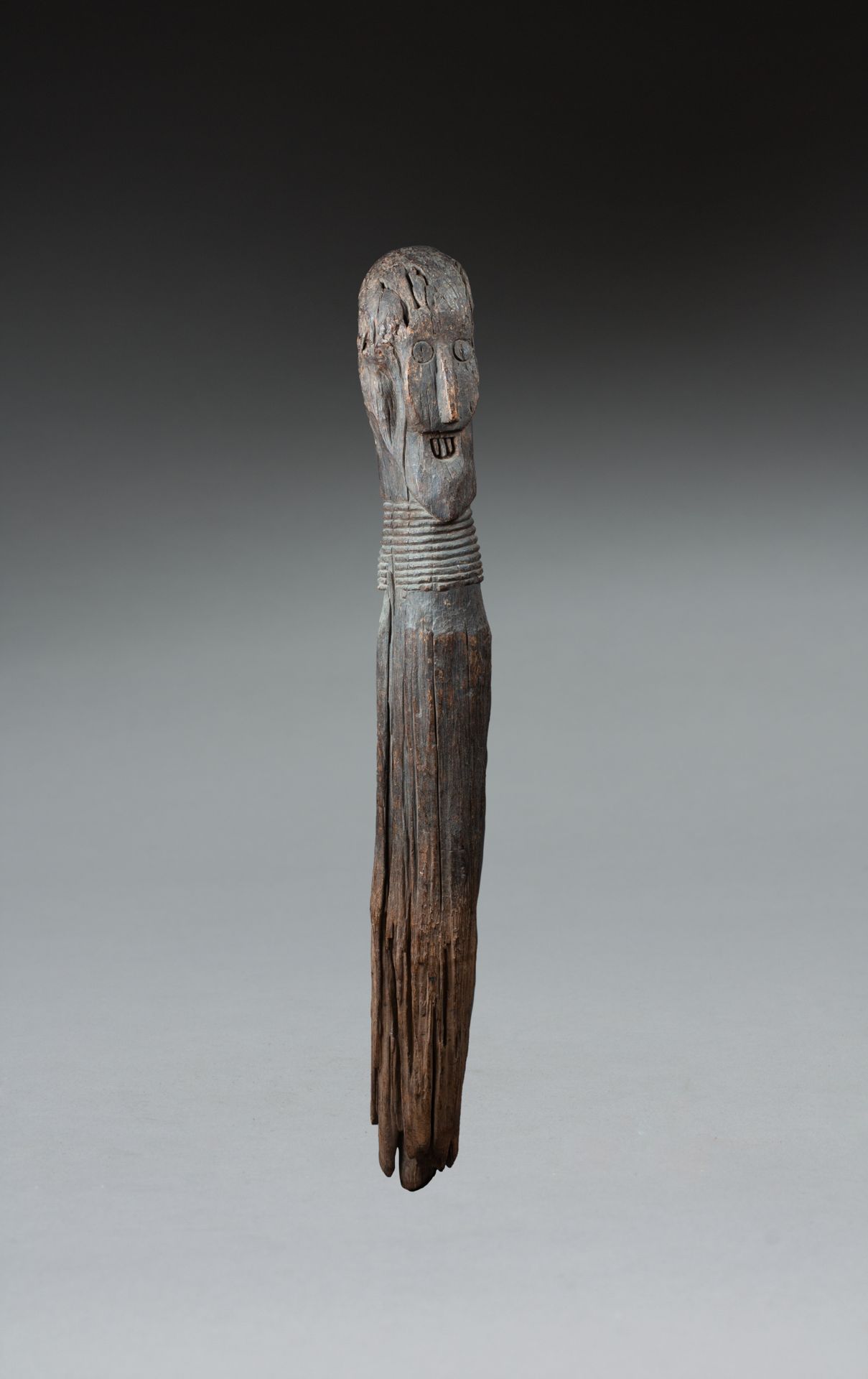 Poteau cultuel 显示的是加达社会的一位重要人物，表情狂野而好战。 

硬木有古老的棕色铜锈，有时间和风化的痕迹和侵蚀。

埃塞俄比亚康索，19世纪&hellip;