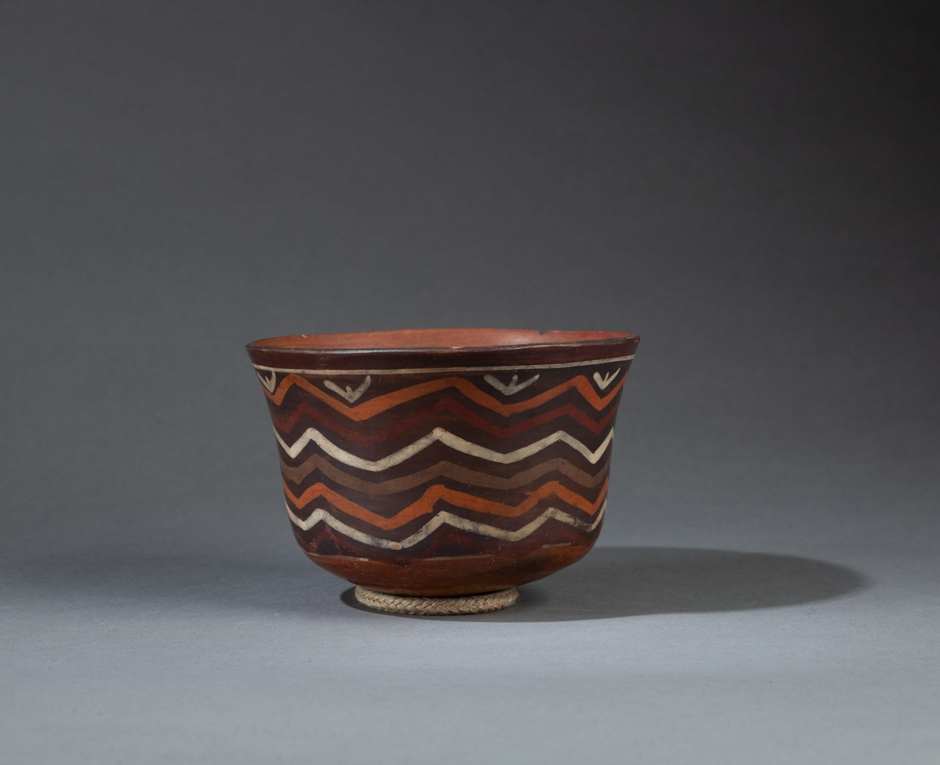 Vase 具有对比色的人字形图案。这个图案可能唤起了一个水生的概念。

多彩陶器，颈部有小缺口。 

纳斯卡，秘鲁，公元200-600年。

9 x 13.8 &hellip;