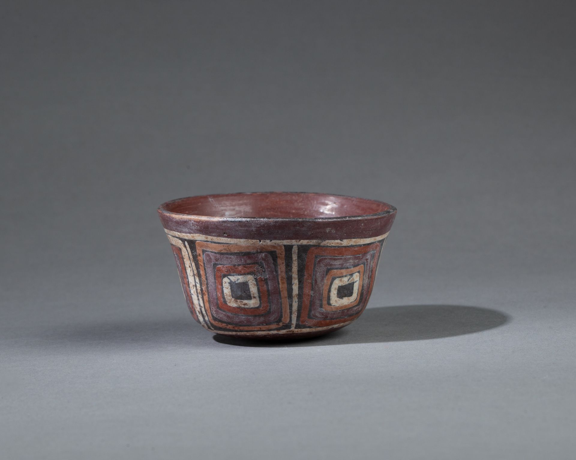 Vase à potion chamanique decorado con símbolos geométricos y colores alternados &hellip;