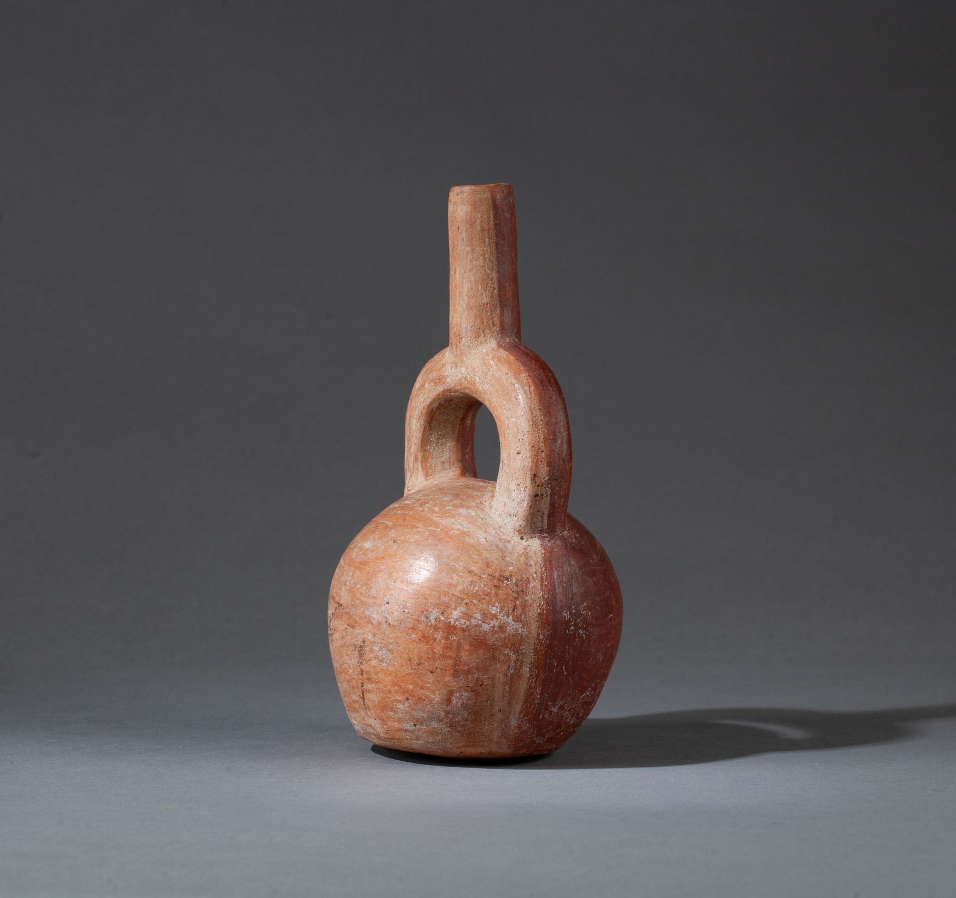 Vase étrier à décor alterné 橙黄色和咖啡红色。 

多色粘土，颈部有小缺口。

晚期莫奇卡，秘鲁，公元700-900年。



22&hellip;