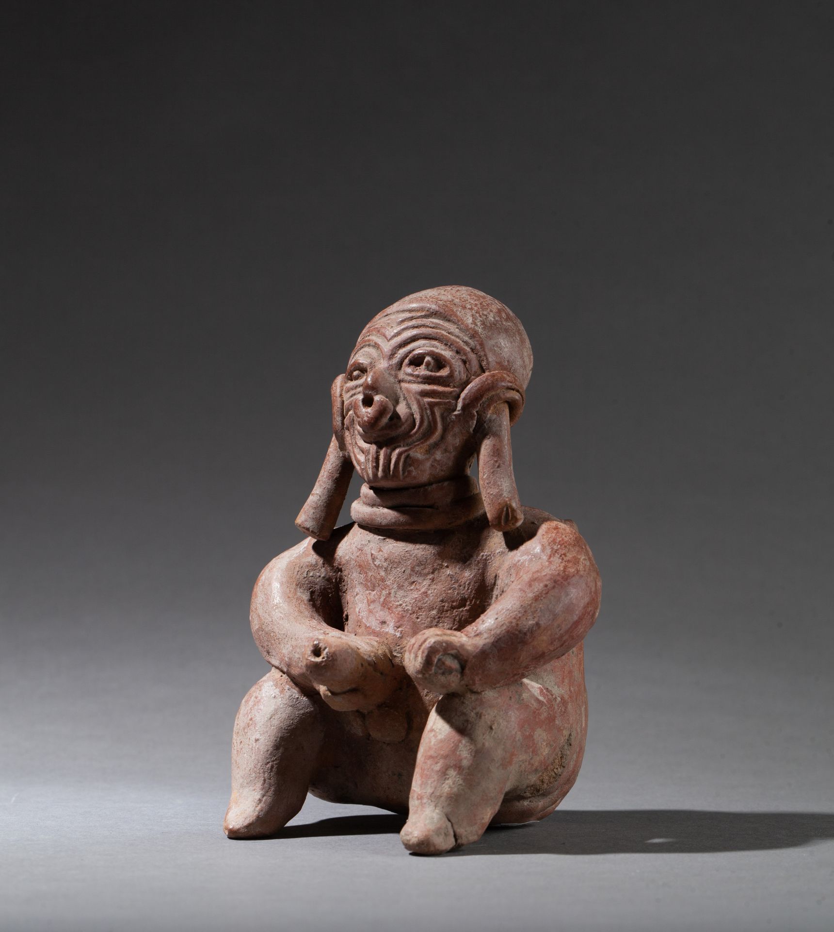 Vase à potion aphrodisiaque 展示了一个勃起的老萨满，抱着他的性。

米色-橙色的陶土。

厄瓜多尔图马科，公元前500年-公元500&hellip;