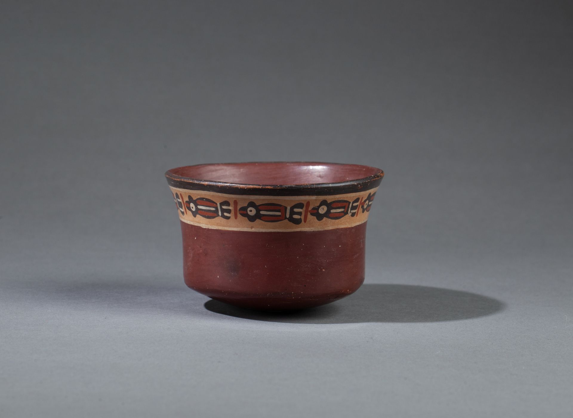 Petit vase chamanique 饰有风格化的鸟类楣板。

多色赤土。

纳斯卡，秘鲁，公元200-600年。



5,5 x 9 cm