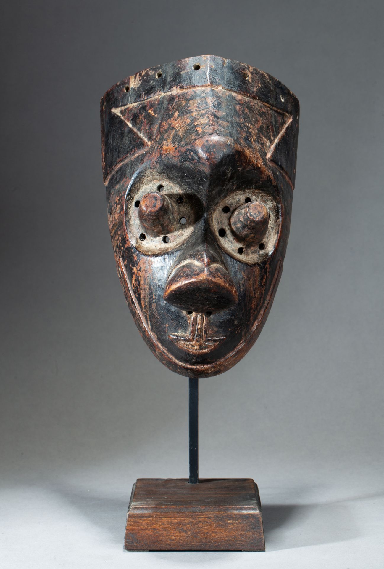 Masque de danse mostrando un viso con una fronte appuntita e un naso con narici &hellip;