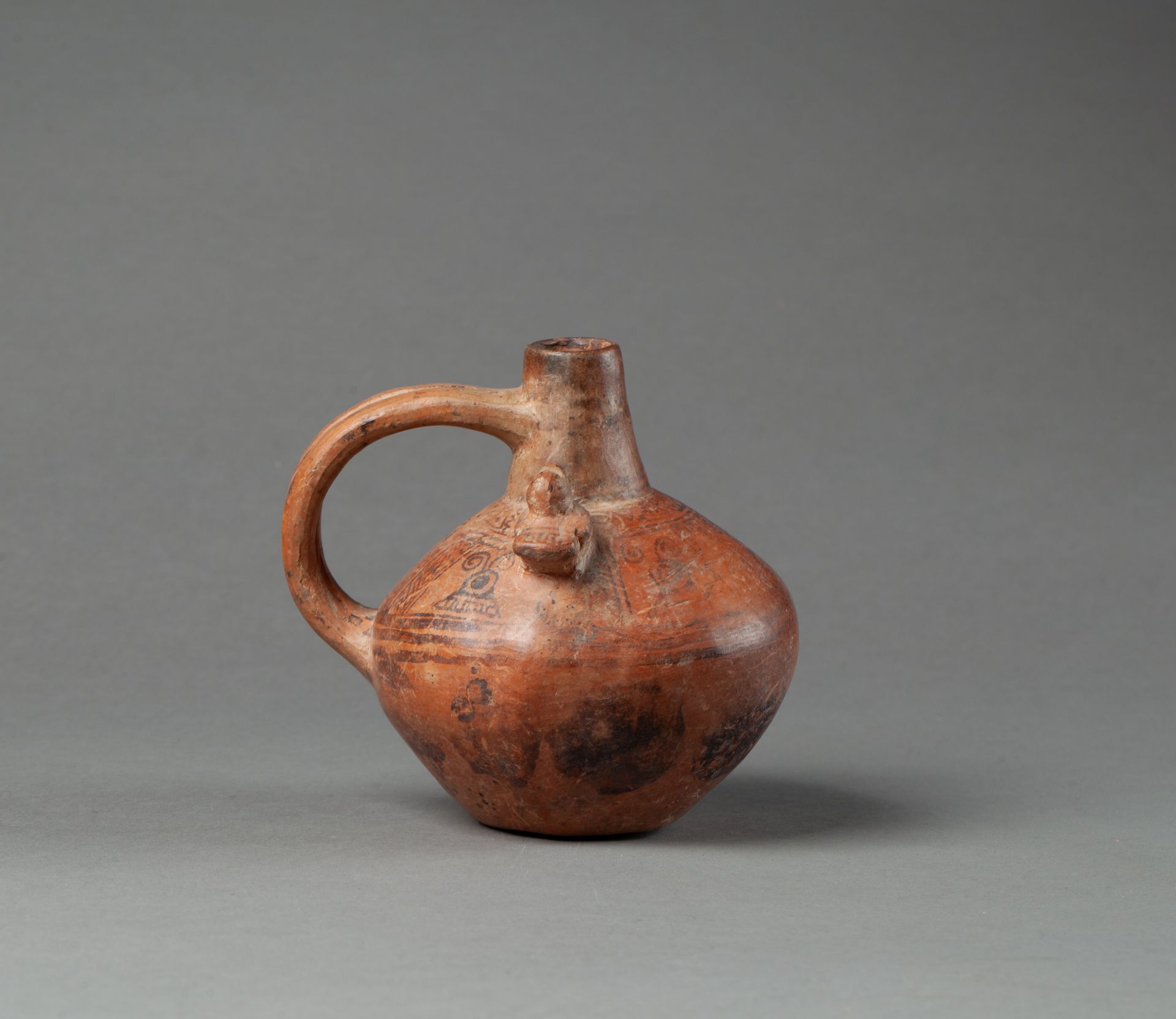 Vase étrier aux deux oiseaux 在浮雕和彩绘符号装饰中。

橙色和棕色的陶土。 

秘鲁兰巴耶克，公元1100-1400年。



1&hellip;