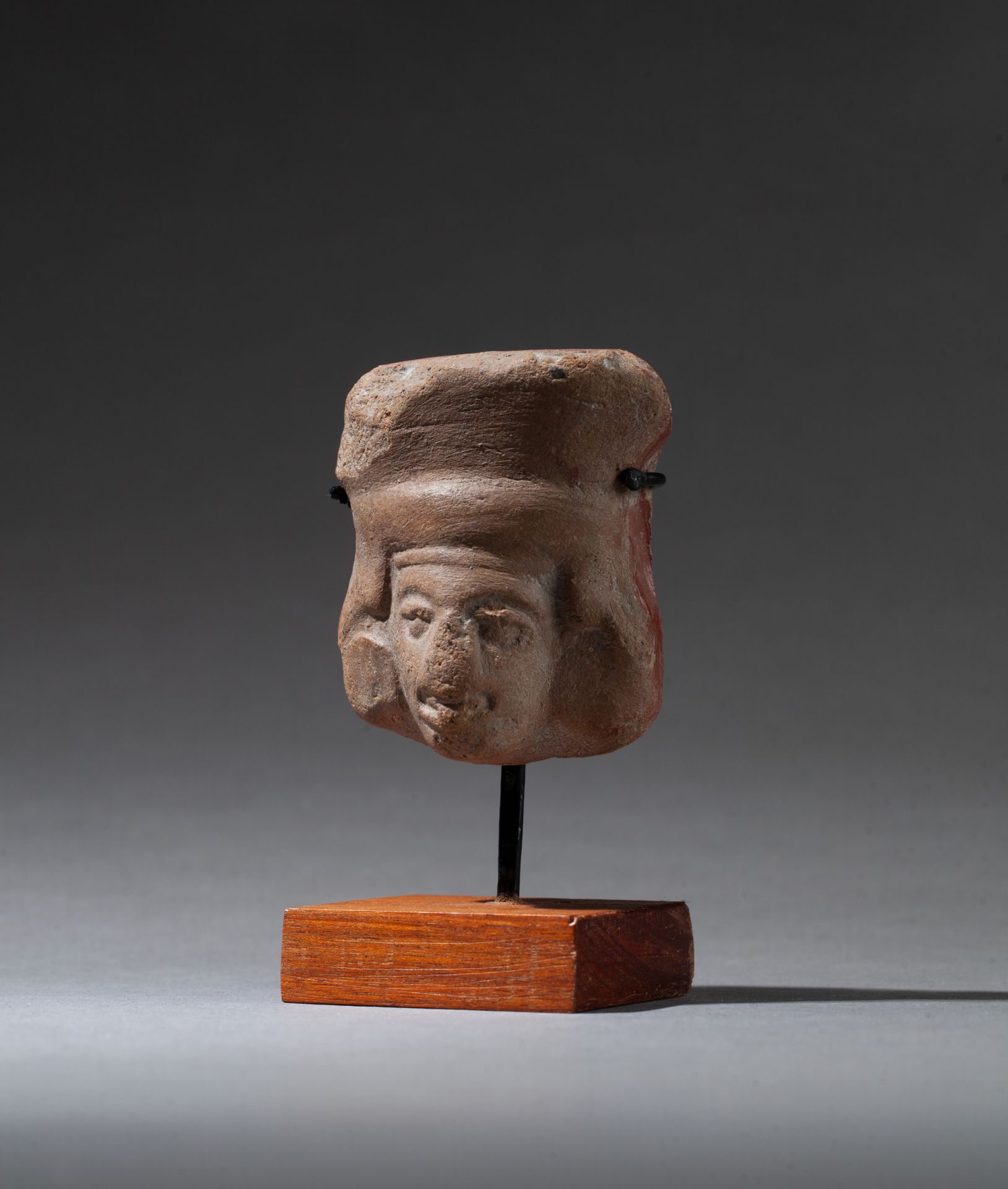 Tête de notable. Beige terracota. 

Maya, México, 600 - 900 d.C. 

6 x 5 cm