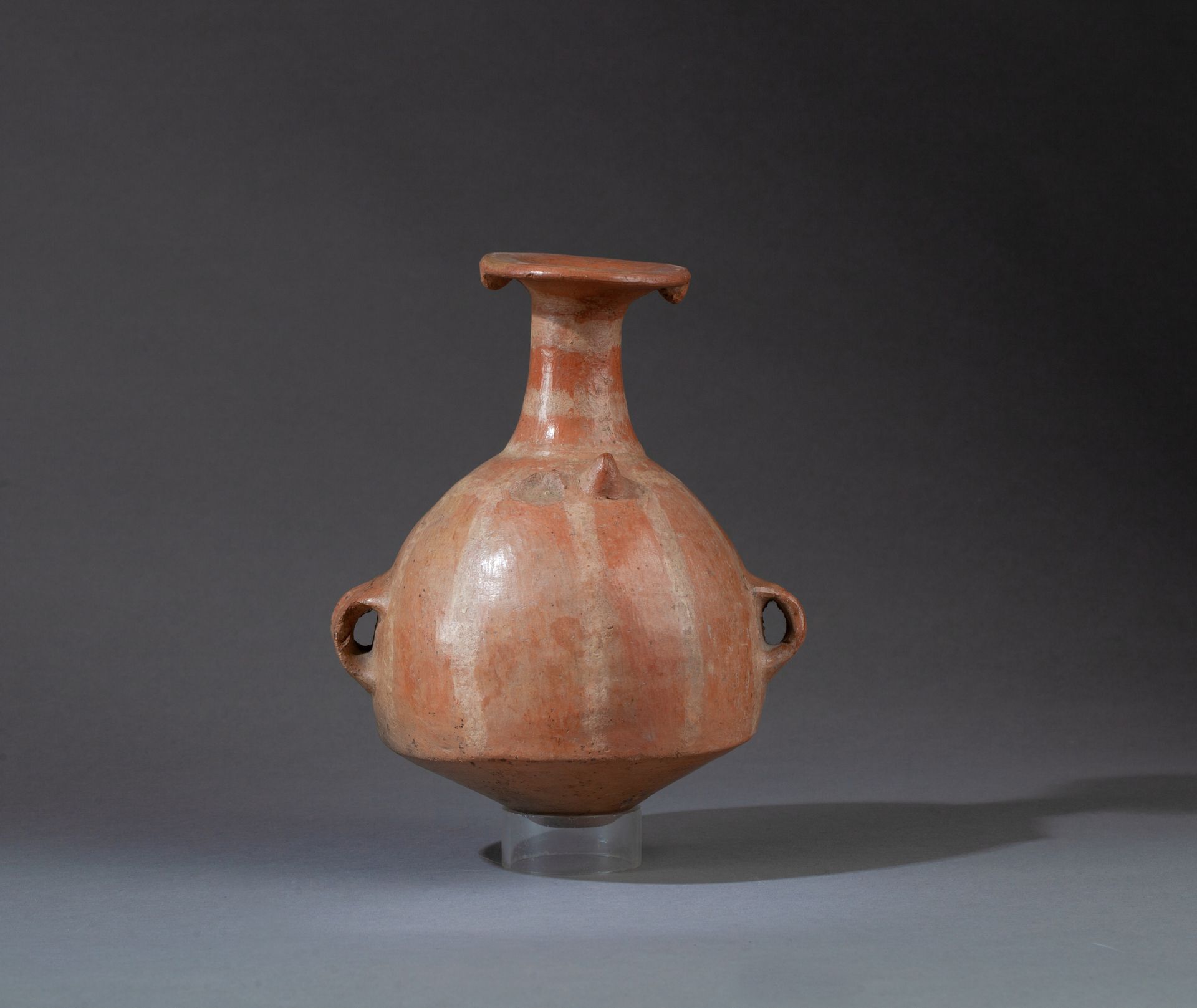 Vase à deux anses 形状像一个橄榄球，颈部以平唇结束。

橙色陶器，米色装饰，器身和一个手柄上有缺口。

印加，秘鲁，公元1450-1532年。&hellip;