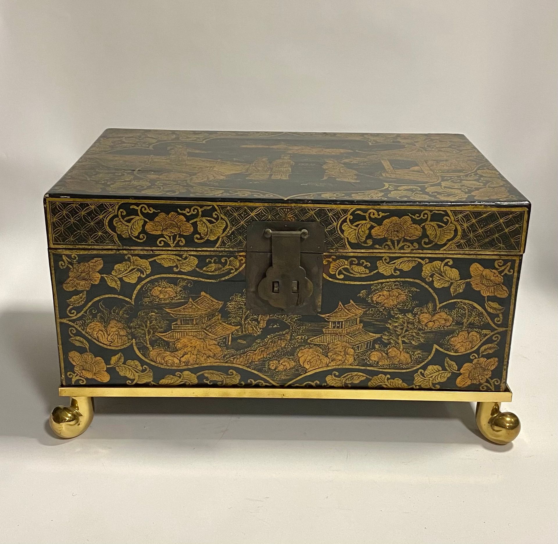 Null CHINA, Late 19th century

Chest with a flap in varnished wood with gold lac&hellip;