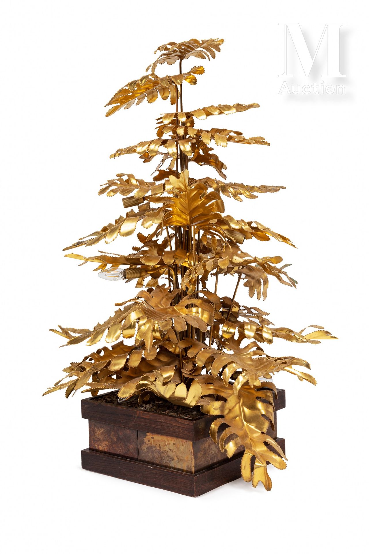 *Maison JANSEN 
*落地灯由代表植物的风格化金色黄铜元素组成。




木质和铜质的方形底座。




高：112厘米









一盏来自&hellip;
