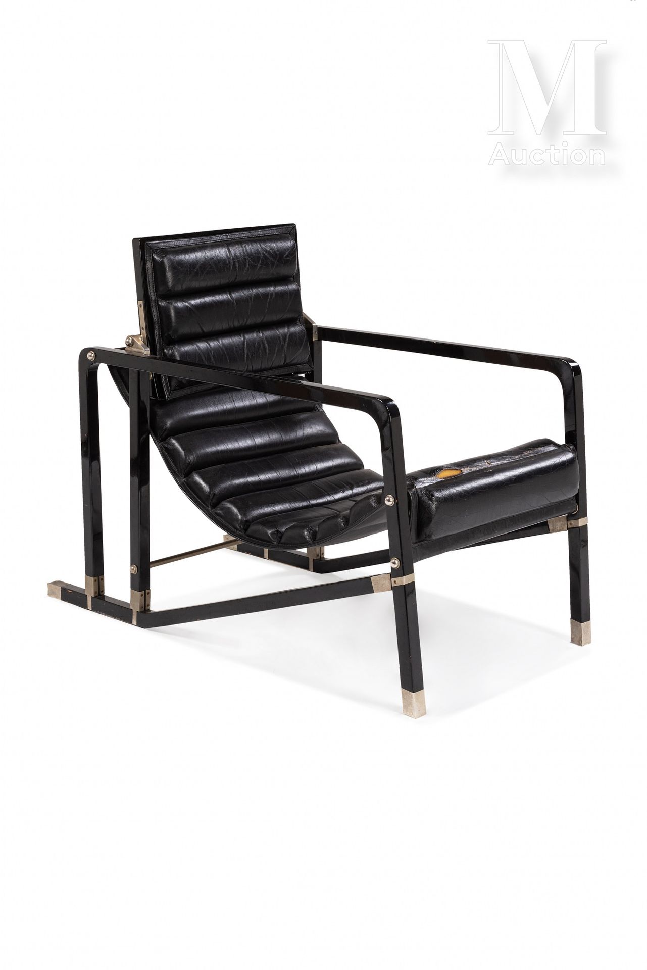 Eileen GRAY , modèle de "Transat

黑色漆木和镀铬黄铜扶手椅，带斜靠头枕。座椅和靠背为黑色皮革。

80 x 106 x 55厘&hellip;