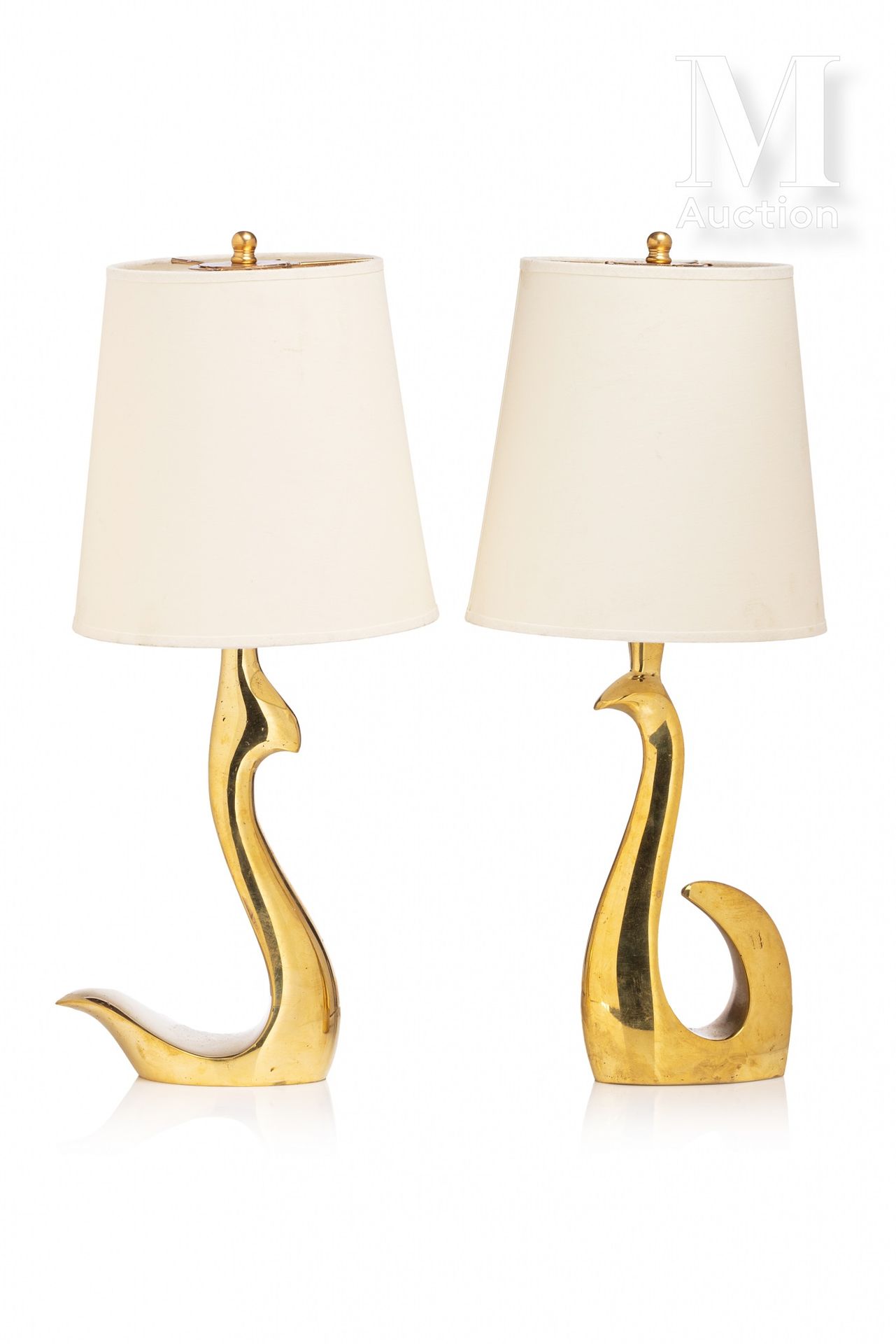 RICCARDO SCARPA (1905-1999) 一套两个自由形态的鎏金铜灯。

米色圆锥形灯罩。

高：46厘米（带灯罩



一对由Riccardo &hellip;