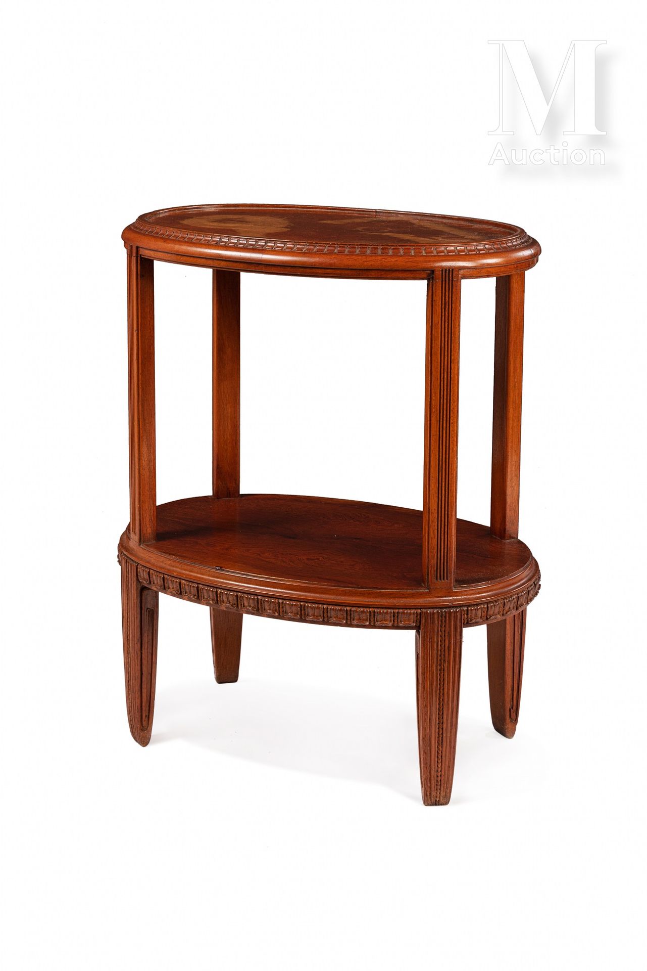 Paul Follot (1877-1941) 雕刻的桃花心木中桌，有两个叠加的椭圆形桌面，放在直槽的直立物上，最后是四个锥形的腿。

烫金的 "保罗-福洛特"&hellip;